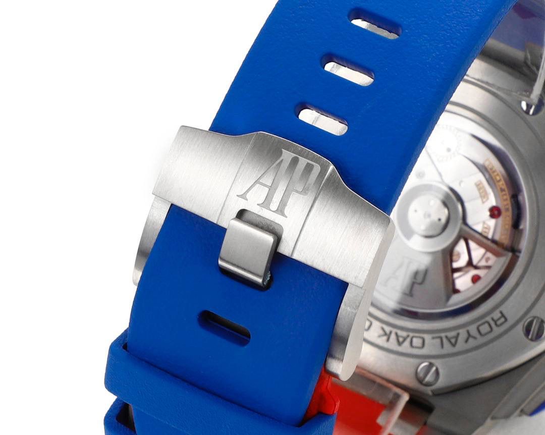 表盘以爱彼经典的大格纹为背景，一个个层次分明的方格排列，经过完美的打磨，将尽善尽美体现得淋漓尽致。三点位的日历表盘，在蓝宝石玻璃凹透镜的作用下，TPE扩大效果与原版一般无二。每一根大小表针，无论从各个角度来看都没有出现毛刺现象，这一点解决了大部分强迫症表友一直存在的烦恼！刻度与表针中间部位都采用瑞士进口夜光粉，每一个个体都做到手工填充，均匀饱满度是机器填充远远比拟不了的，亮度与发光颜色与原版几乎一致！机芯方面采用7750改3126的计时机芯，十二位的小秒，六点位和九点位的12小时计时与30分钟计时，完美的还原了原版的所有功能，经过JJF团队的精密打磨，大大提升了7750基础机芯的稳定性，缓解了一直以来计时机芯款式空有其表的尴尬现象！做到无可挑剔，堪称天花板级别，欢迎广大表友品鉴！💯🔥