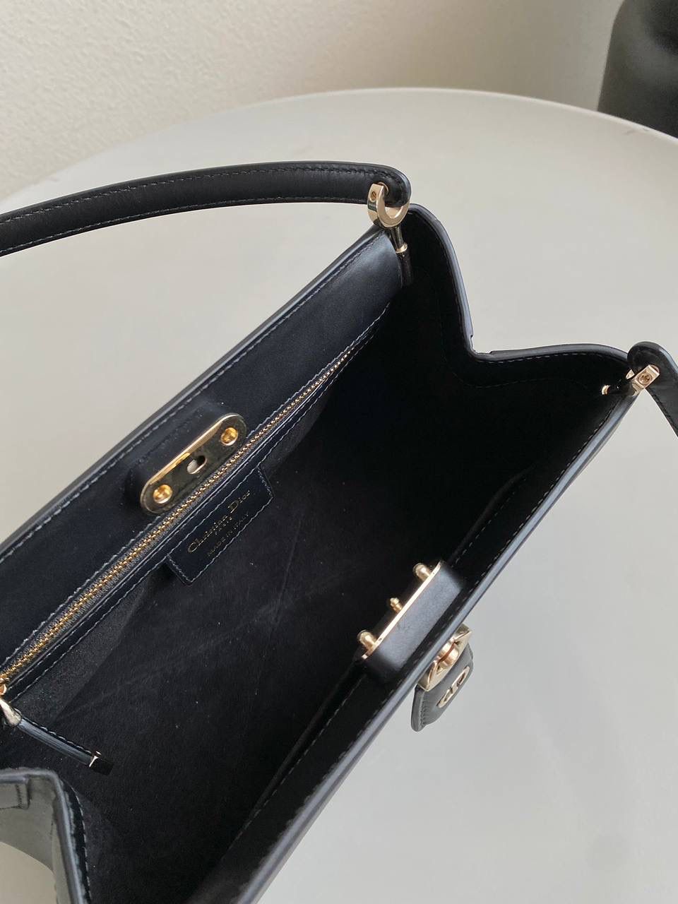 🈶 黑色中号 𝗗𝗜𝗢𝗥 𝗞𝗲𝘆手袋/腋下包 啊啊啊贵妇们还没买的都看过来 如此复古法式浪漫的包一定要拎在你手上 首批即出即断！都在翻单再翻单了！！ 早已大火全网时髦界，没有人不爱啊 独特的梯形包身➕细长手柄，优雅高贵 它的悬锁更是绝绝子，两个尺寸可选 小个子女生也可放心的冲大号 日常通勤什么大场合都能给你冲锋 拿捏得恰到好处，找不出一处缺点地方 真是把复古风玩得明明白白，美死了！！ 中号：27×16.5×13.5cm，#6098m 小号：22x12.5x12cm