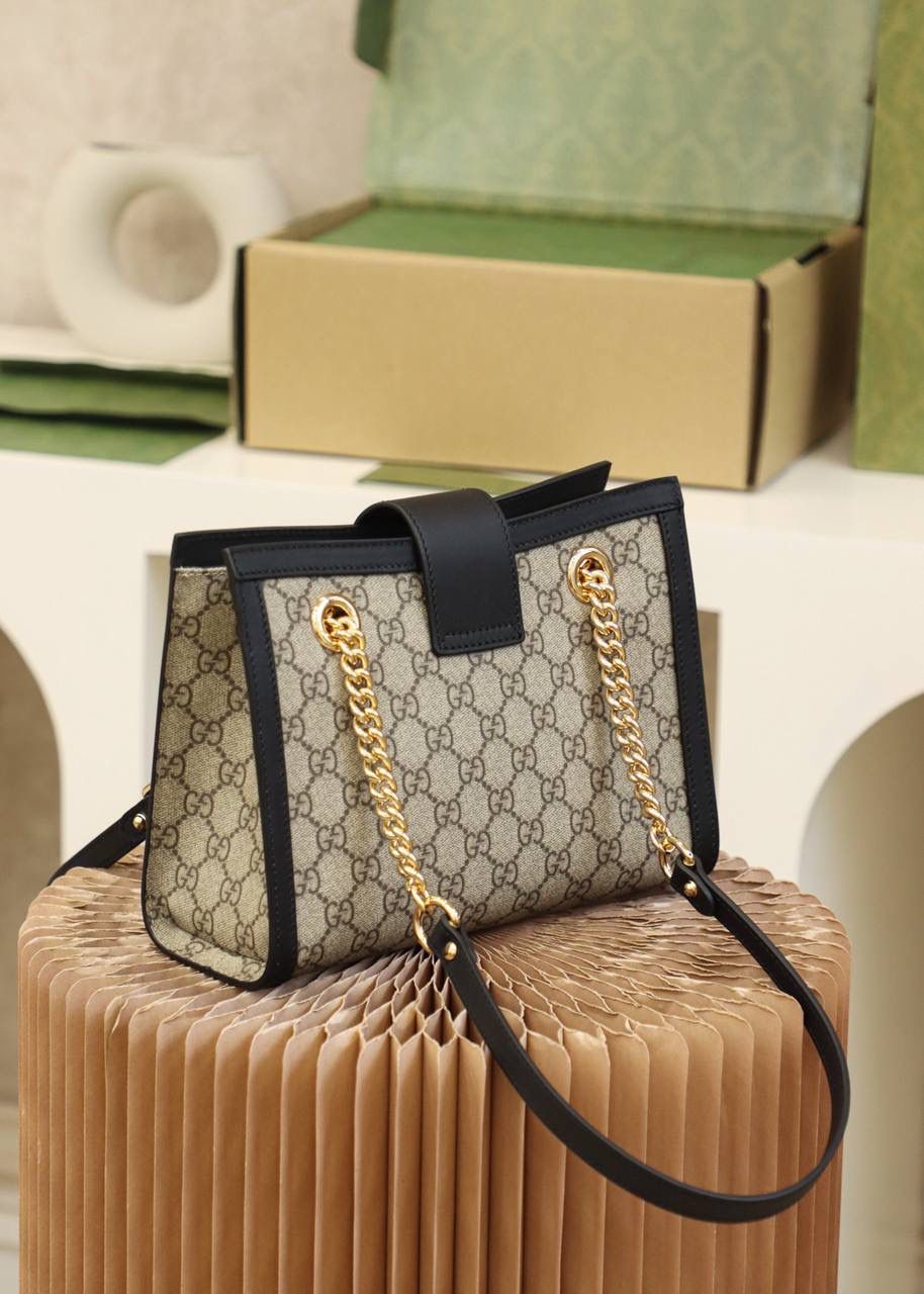 🔺𝐏𝐚𝐝𝐥𝐨𝐜𝐤系列小号 原厂皮#498156#🔻 ☑️尺寸小号：26*18*10𝐜𝐦 中号：35*23.5*14cm 𝙋𝙖𝙙𝙡𝙤𝙘𝙠系列是𝙂𝙂家族里的王牌产品 非常王炸的一个系列🌟 被众多博主已经明星不断的种草推荐 配有钥匙扣金属和购物袋🛍️的造型设计， 搭配经典的味道，呈现出一种高级的美， 小号尺寸更加适合喜欢日常通勤风以及休闲风的人， 通勤和休闲皆可，百搭显气质！