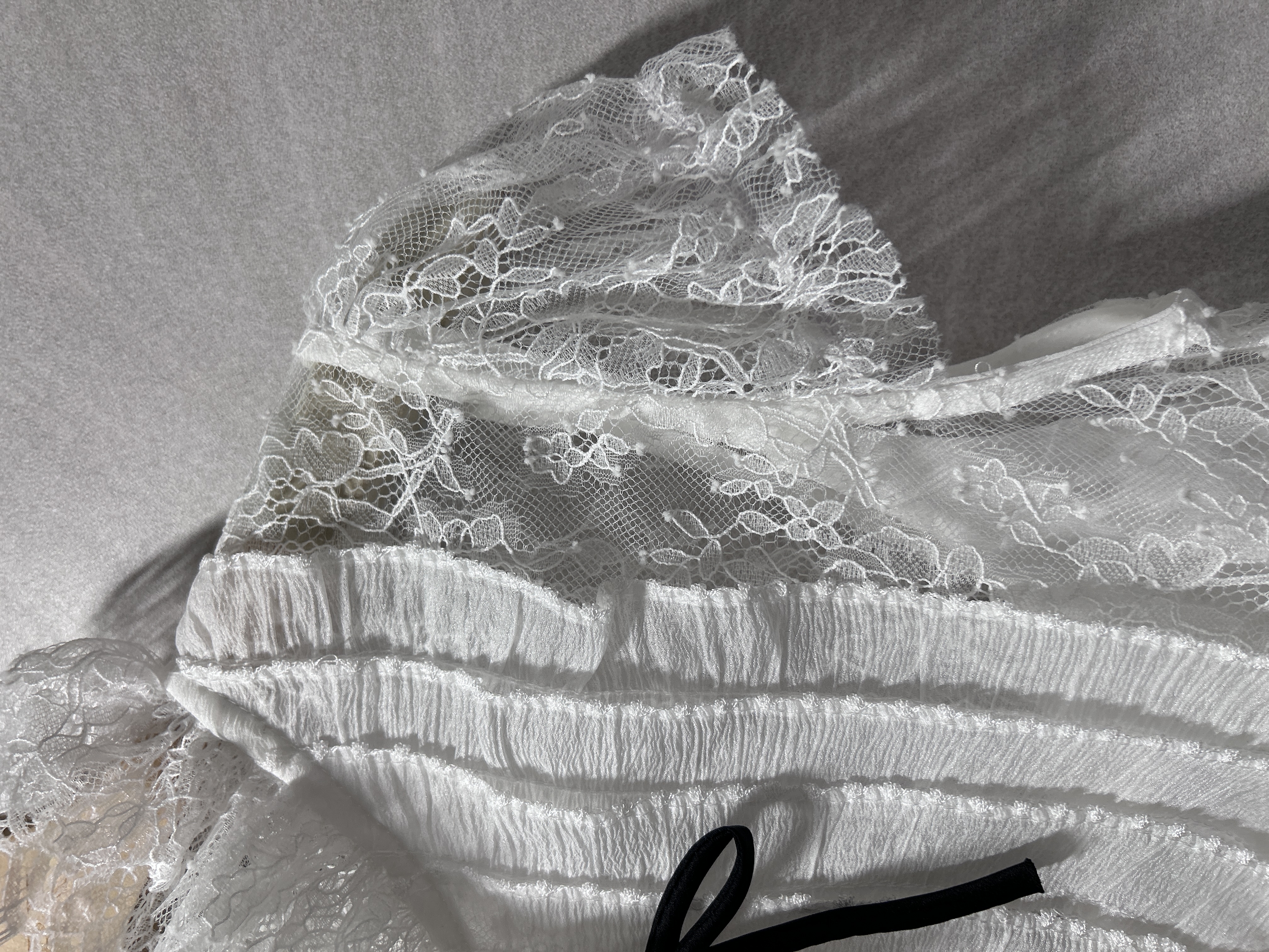 白色蕾絲襯衫配黑色蝴蝶結