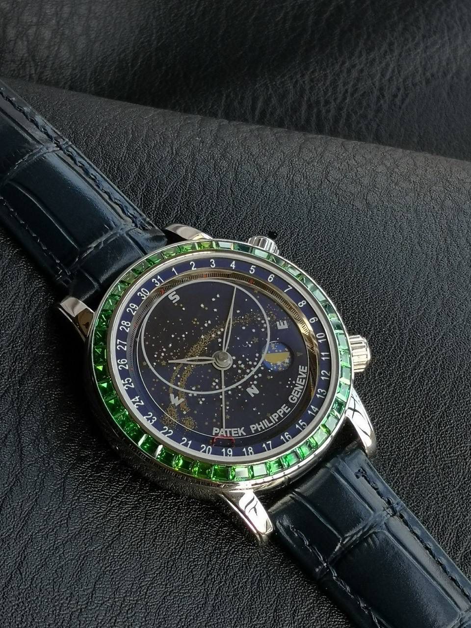 百达翡丽PP-6104G 日内瓦苍穹系列 市场顶级复刻神作震撼来袭！ 搭载原装进口miyota全自动机械机芯改制Cla.240机芯，搭配原装珍珠18K金自动锤，走时精准稳定，性能媲美正品；表圈镶嵌45颗璀璨宝石，表扣点缀28颗珍稀晶石，光影流转间尽显奢华质感；微拱形防眩目处理表镜，折射效果立体通透，让表盘细节清晰可见，质感再升一级💯💯