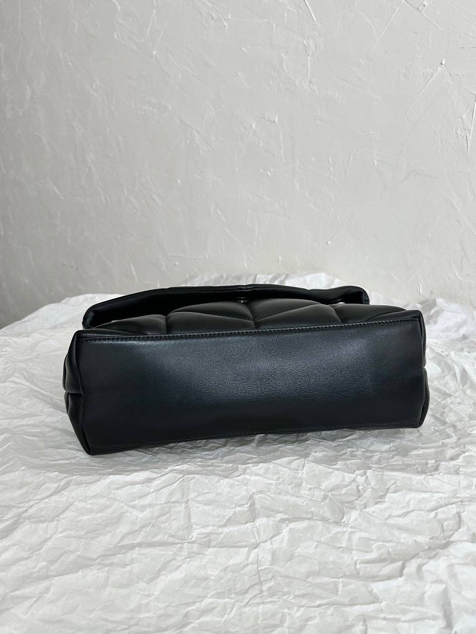 小号黑银👽 ys1 loulou puffer绗缝羊皮包 每家每户都有出个软绵绵的云朵包 它能从中脱颖而出有它的道理 特别洋气千金风，上身是真好看！ 小羊皮手感也软乎乎的很舒服 自重轻容量大～ 通勤日常都no problem☺️ 29×17×11cm577476m