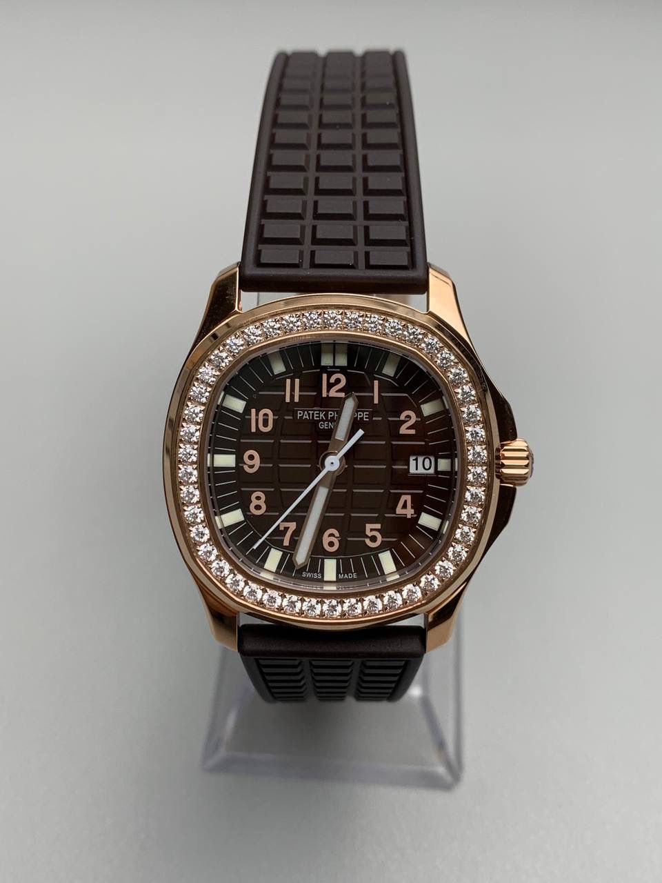 百达翡丽 5067A 手雷 石英女表 ——PPF继续购入原装PP--5067A腕表，独立拆解开模。完美还原PATEK PHILIPPE--5067A全系列石英腕表，带来全网最佳的复刻产品和极致体验。 【表带 扣】 1.采用与原装一致的天然复合橡胶（Tropical）材质，经久耐磨，可抵抗海水侵蚀和紫外线辐射。 2.完美克隆Aquanaut最新表扣，即使在非常细小的拐角处上也做有倒角润饰，确保还原正品般的舒适感。 【表壳】 1.腕表尺寸35.6X7.7mm 圆润的八角形表壳与原装一致，保持着复古的造型和精湛的打磨。 2.旋入式把头设计和实心底盖吻合与原版 3.表圈镶嵌46颗顶级施华洛世奇水晶（共计1克拉） 【机芯】 瑞士石英机芯改PPCal.E23-250芯。走时稳定，续航持久，性价比超高。