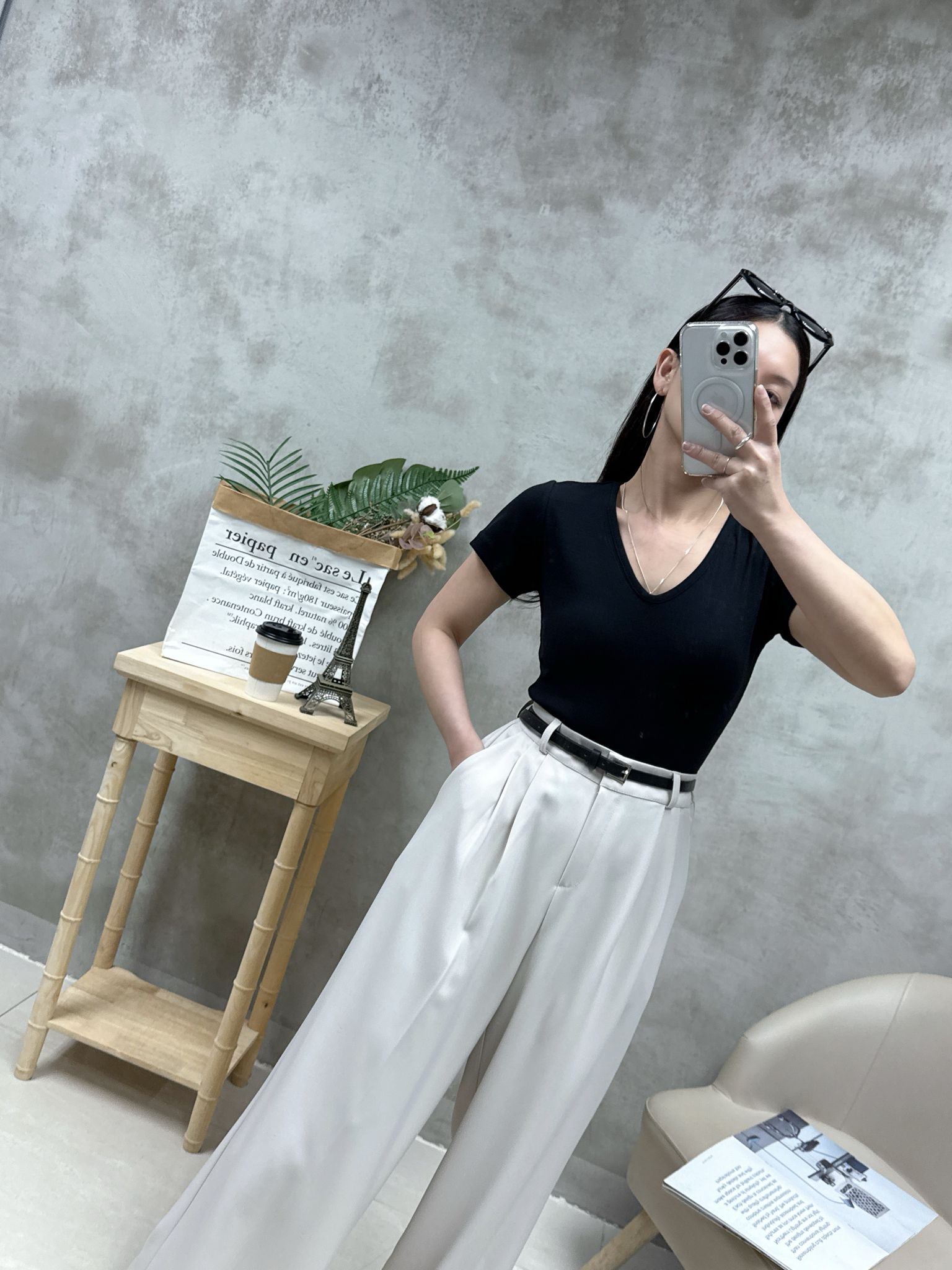 C13 V領暗紋骨感Tee