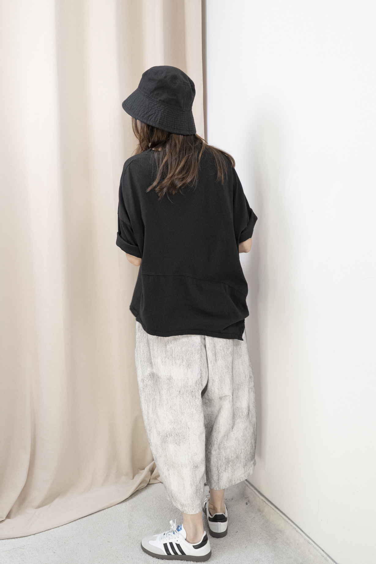 斜腳造型棉質休閒Top（黑色）