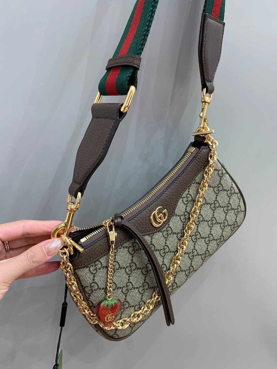 新背景实拍正品级 。新晋断货王🔥 🍓草莓包估计都抢疯了吧，确实是很耐看，即使这么久了，现在来看依旧是好看的，还是很想入手的经典款，没想到一向保守的Ophidia系列，现在居然会加上草莓这种元素，居然也不会别扭，反而增加了一些可爱感！ 型号 735132 尺寸25/15/6cm