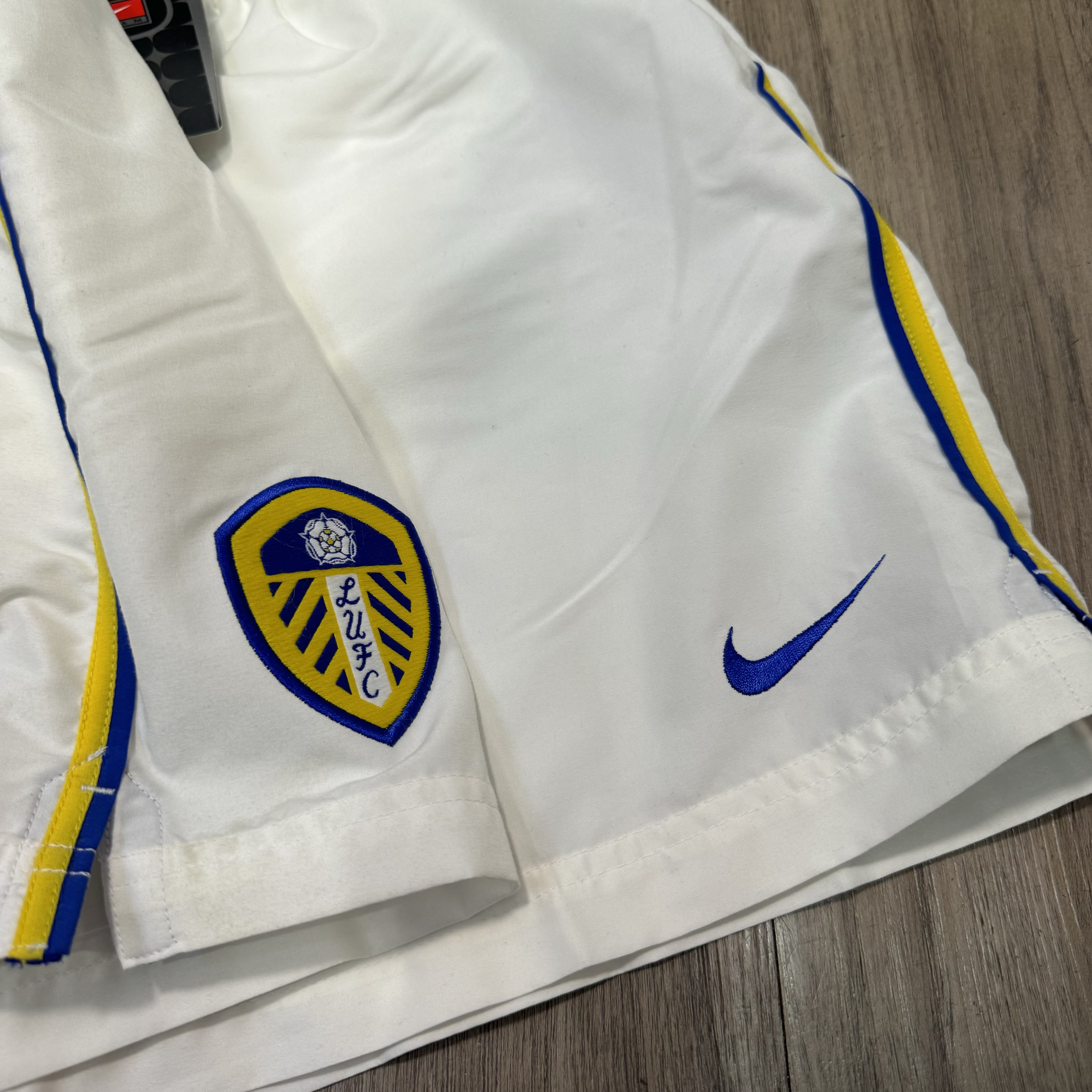(Youth size)Leeds United 01/02 home short (Bnwt)