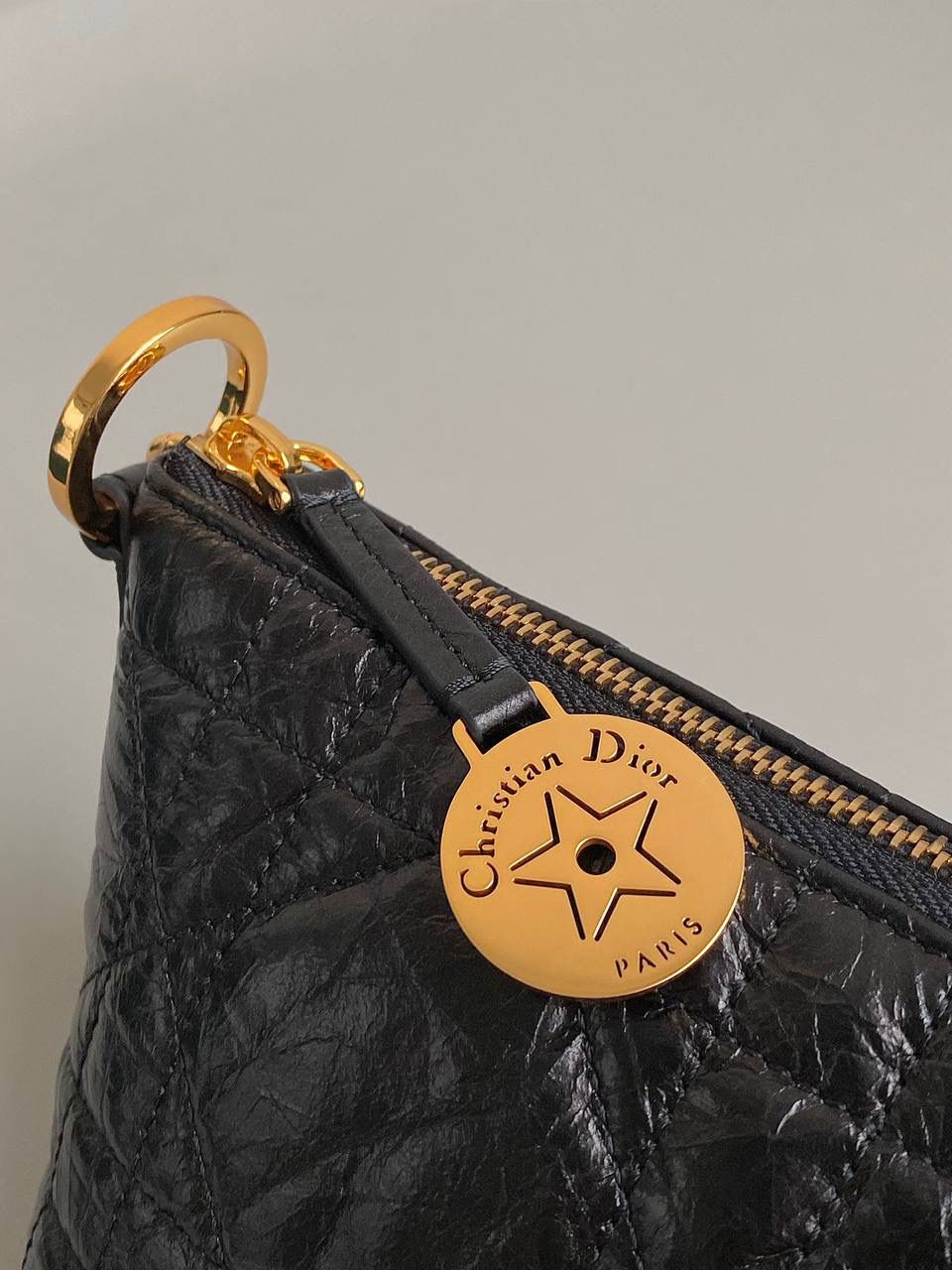 🈶油蜡黑（腋下包） 𝗗𝗜𝗢𝗥 𝘀𝘁𝗮𝗿 幸运星⭐饭盒包 又一重磅推荐了！近几年的饭盒包大火！ 各个品牌都有推出过，简直谁用谁可爱啊 爆裂纹油蜡皮材质，有光泽且柔软 日常通勤，出差当化妆包也是非常可以 微调后的饭盒包有着幸运寓意的星星拉牌 还有可以调节的链条肩带可以腋下背🌟🤟🏻🔥 28.5×14.5×10cm #6803m