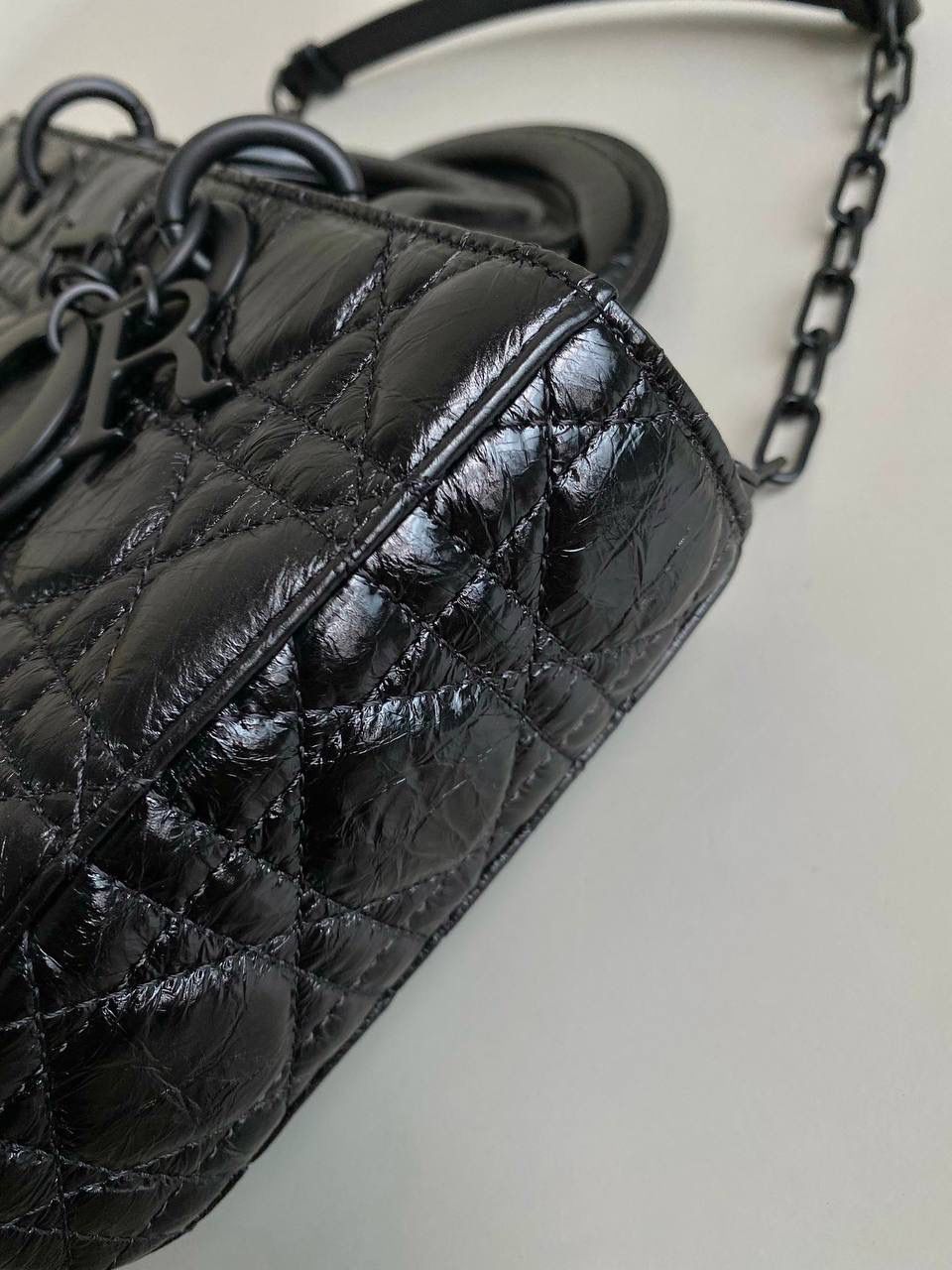 油蜡黑中号🖤 𝗗𝗶𝗼𝗿 𝗗-𝗝𝗼𝘆 𝗯𝗮𝗴24春夏，新色 时尚果然就是轮回，回归了一把中古戴妃 长方包形，短链条➕细长肩带直接封神！！ 复古时髦感超强，真是什么场合都可以把住🔥 绝对是lady中的天花板了，强势出圈啦姐妹们‼️ 26 x 13.5 x 5cm