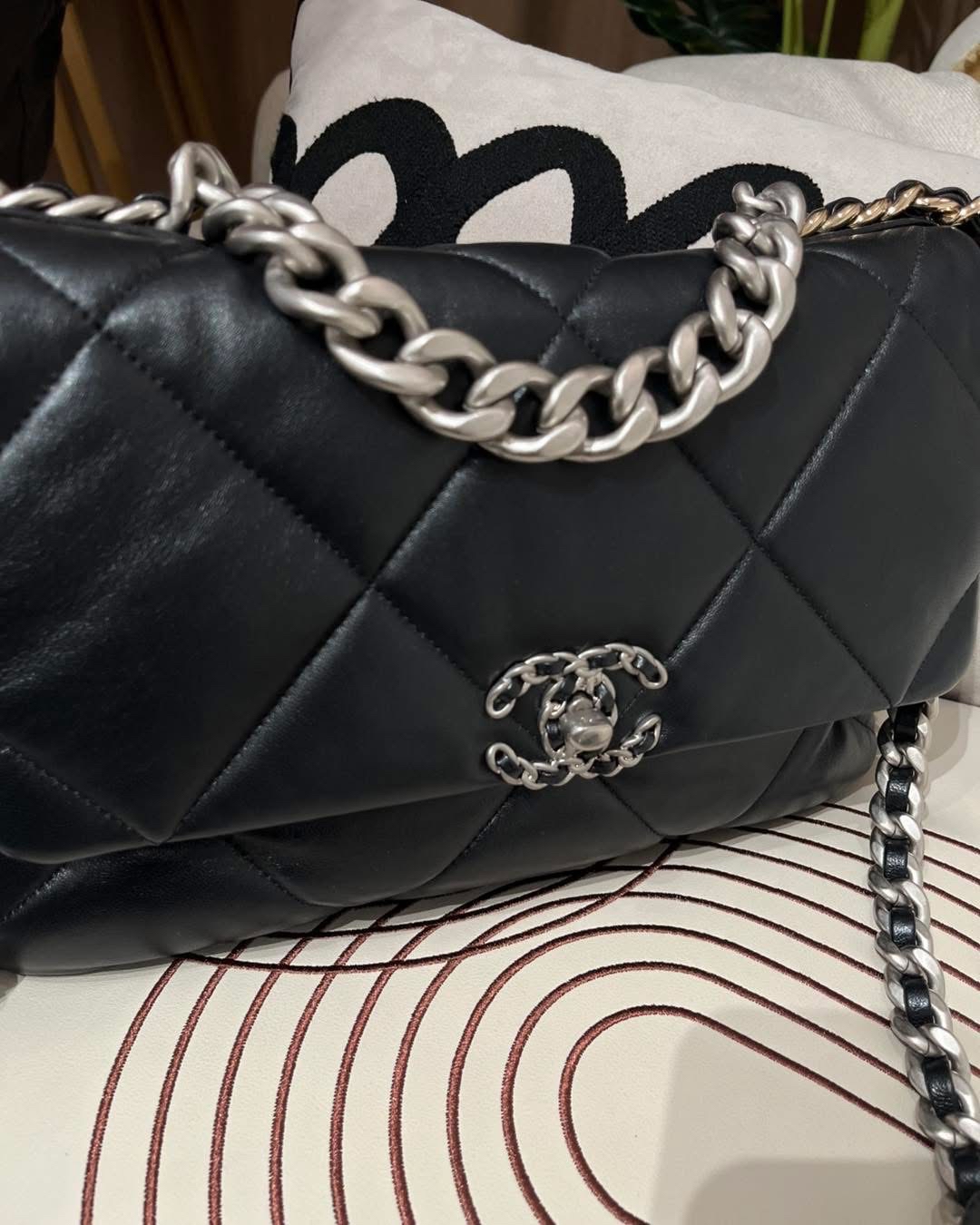 Chanel 19 large 30cm flap bag 100%Authentic,98%new  ✅晶片✅防塵袋✅box🤍專門店售價 $57000 ✨
