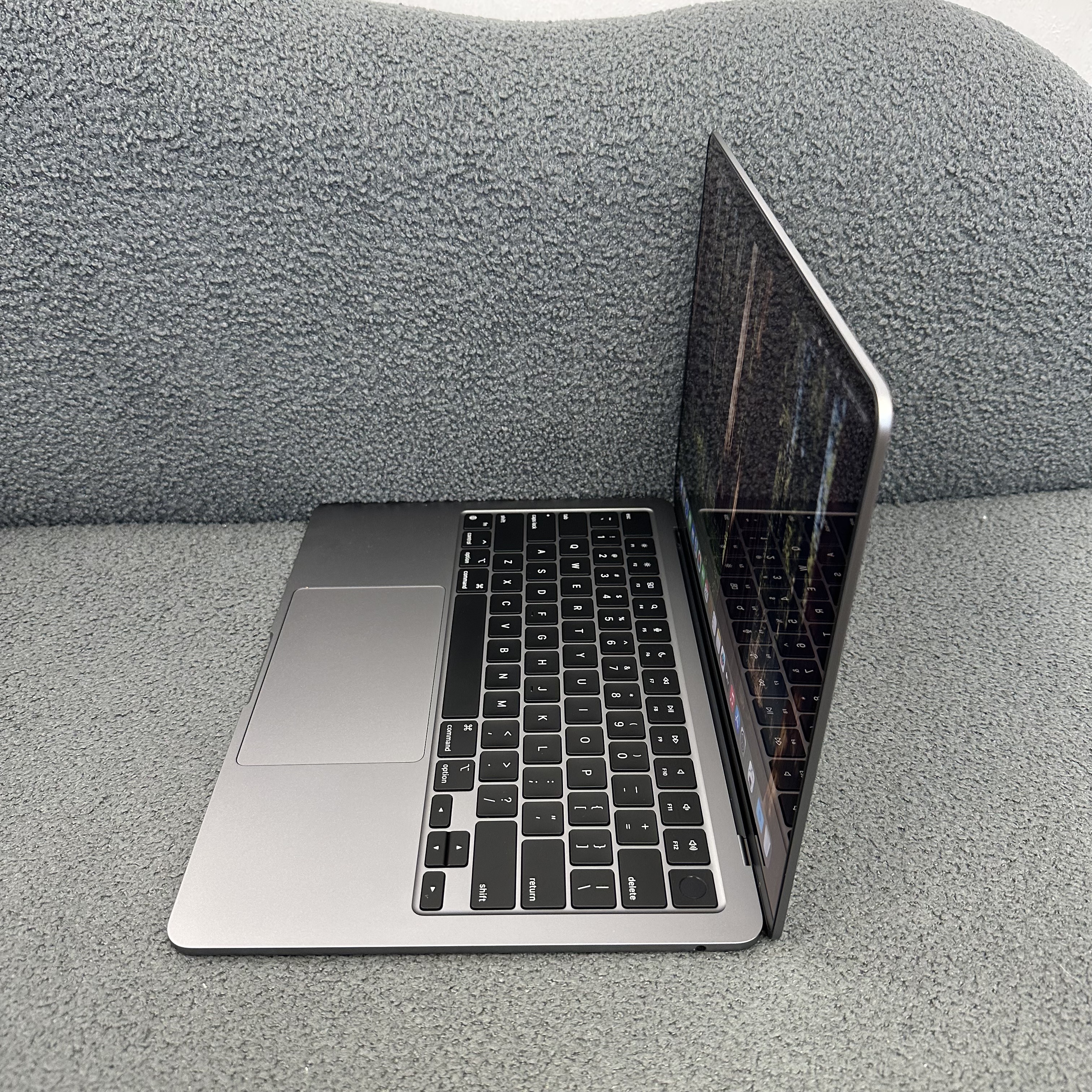 #5644 （超輕薄🔥MacBook M2 Air )APPLE  MacBook Air M2 2022 M2 CPU/8GB Ram/256GB SSD/8核心GPU/Liquid Retina Mon/13.6吋/太空灰色/ Gaming Laptop / Notebook/ PC / Laptop / MacbookAir / MacBook Pro / MacBookPro