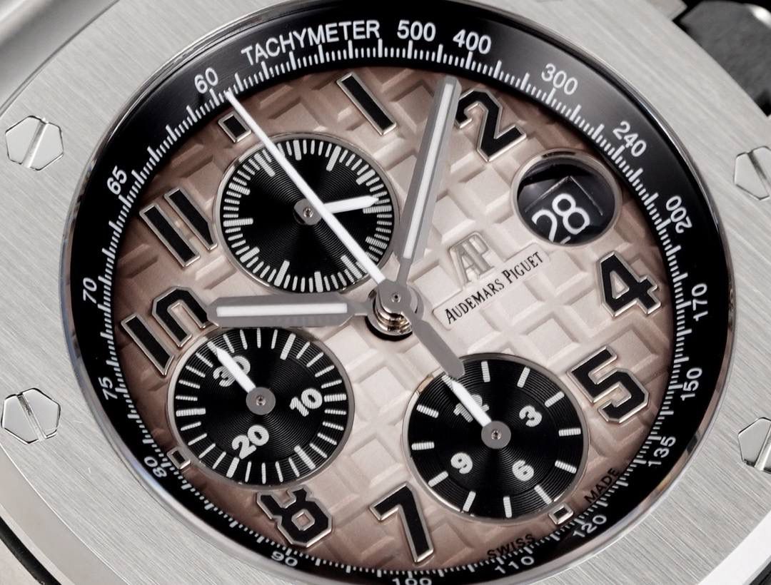 TK Factory皇家橡树离岸型26400/26238/26470系列正式登场！款式最全，做工最好的爱彼计时款腕表来了，有做工好的顶级货，廉价的小厂货就别去考虑了！ 1，机芯采用12位小秒的定制版3126计时机芯，完美还原原版所有功能。经过精密打磨，大大加强了其稳定性。 2，其中碳纤维系列表壳采用全新碳纤维复合材料——「Carbon TPT® B.4」打造，这种高科技材料比常规 Carbon TPT® 密度提高4%，纤维硬度提升15%，树脂强度提升30%，材料结构经过各项异性优化，保持轻盈同时无比坚韧，提供迄今最强的抗冲击性能。 3，字面颜色均采用目前最先进电镀技术，非几年前的简单喷漆技术。每一个巧克力格纹装饰，通过CNC级别打磨，无限接近原版。 4，同步原版搭载微微活动头粒，胶带采用进口氟橡胶材质，皮带采用美洲鳄鱼皮材质，更加耐磨耐造。
