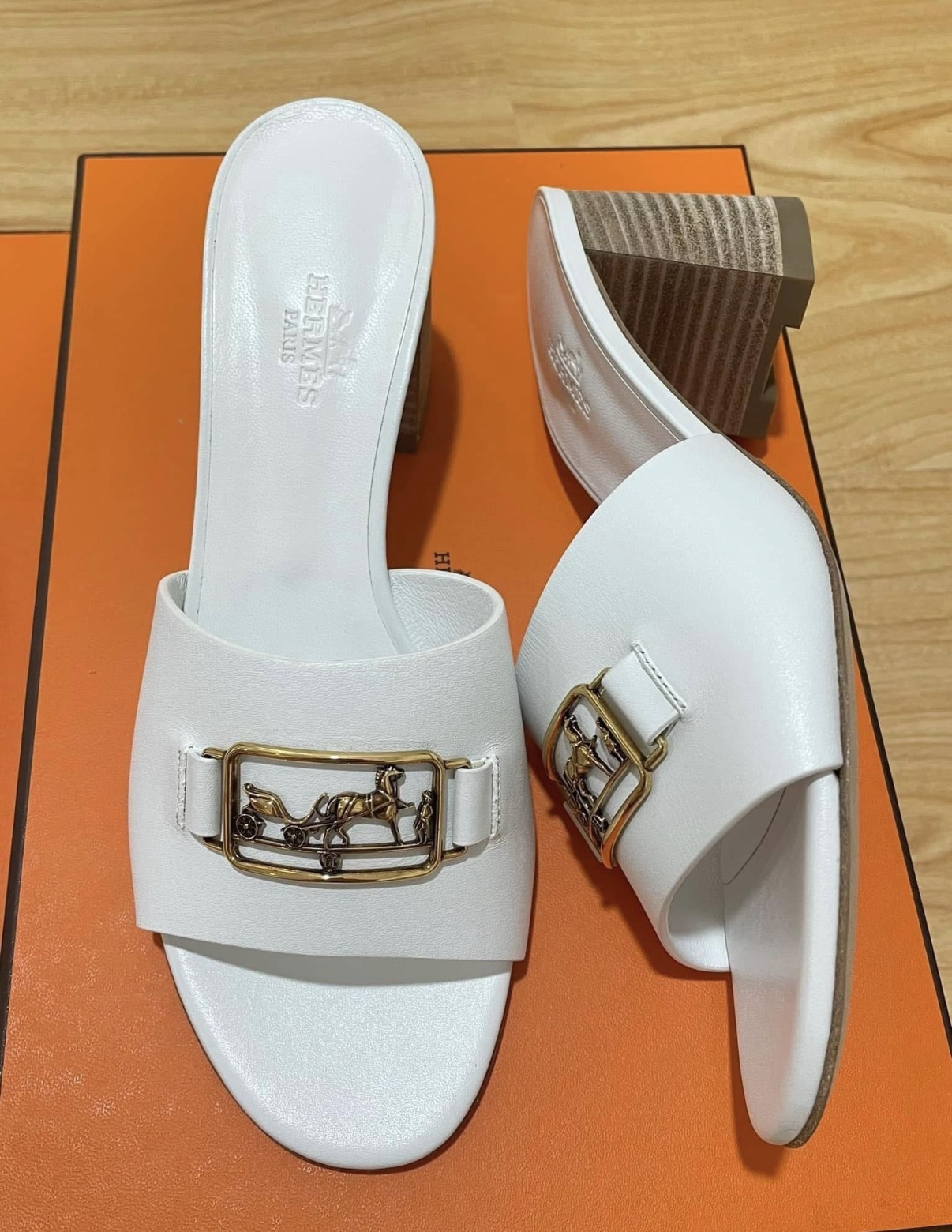 Hermes 白馬車扣粗跟拖鞋 