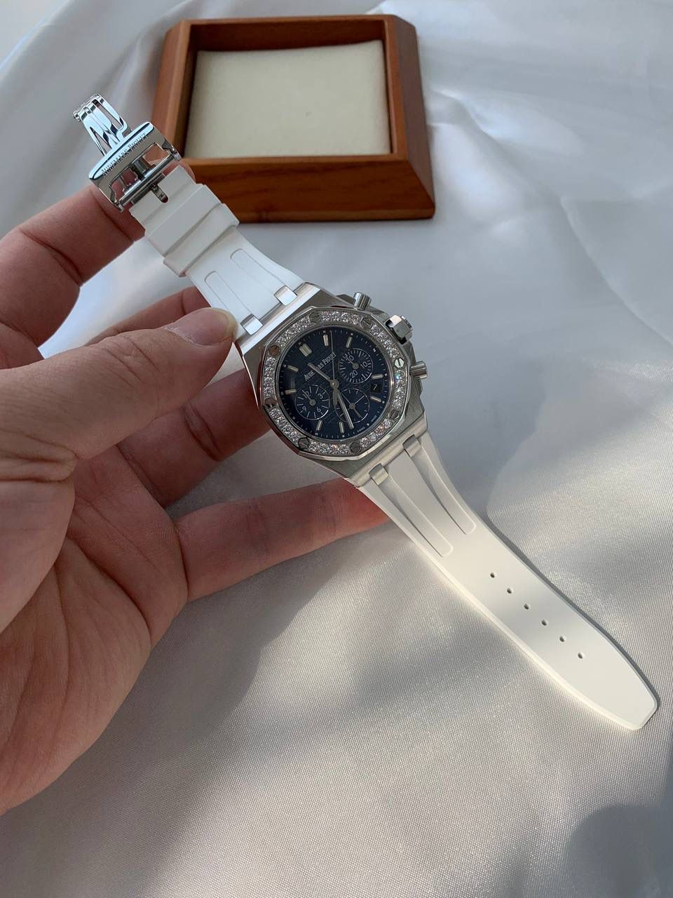 爱彼女款、小红书爆款，喜欢大表盘的女生、必备款，表盘37MM、蓝宝石防刮花玻璃，316精钢表壳、纯手工镶嵌32颗莫桑钻、搭配瑞士多功能石英机芯精准走时，表带采用进口橡胶工艺，佩戴舒适不过敏、折叠扣设计，佩戴便捷，数量有限，先到先得，多种色系，穿搭任选！