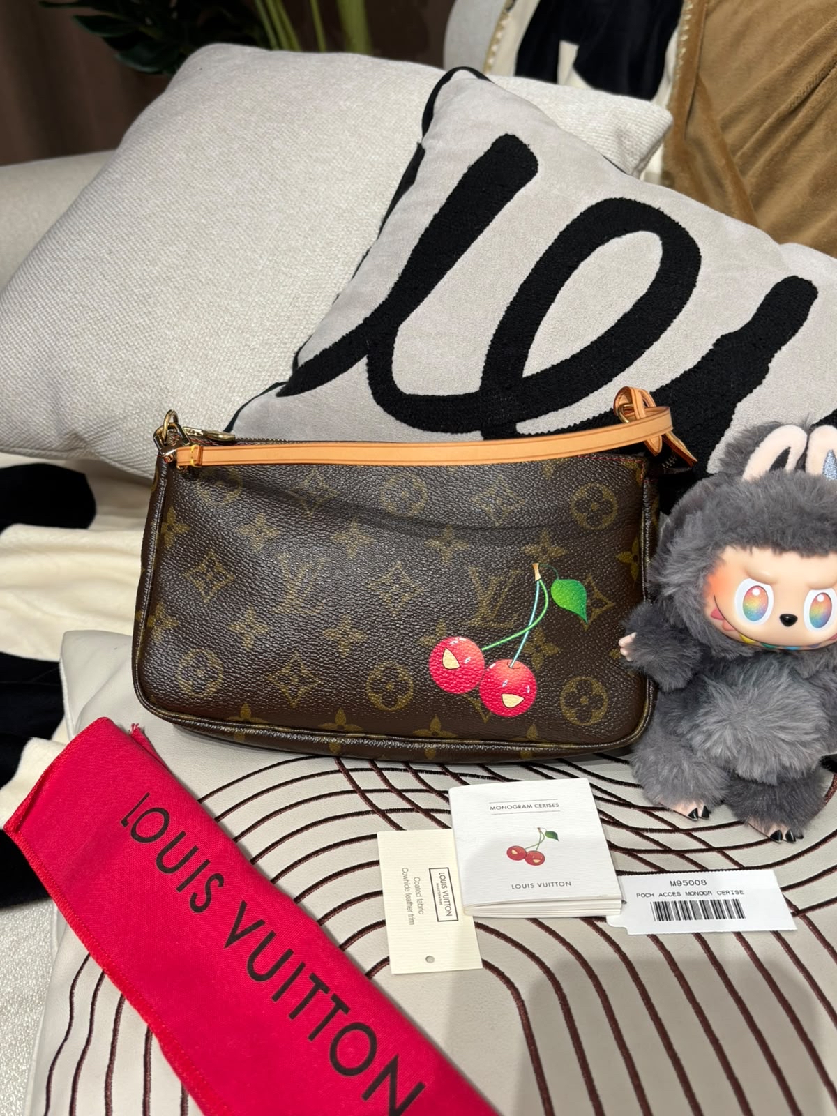 未使用品 Lv accessories pochette cerise M95008 100%Authentic, unused未使用品 ✅Dust bag 