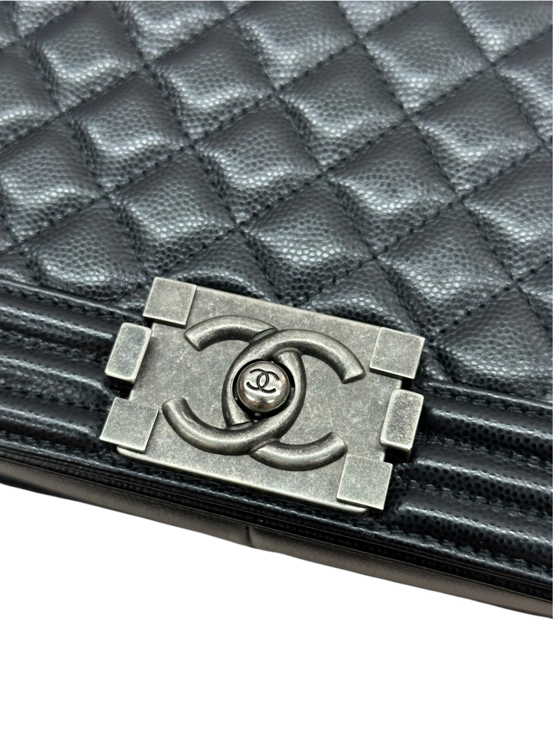 Pre-owned Chanel Boy 25 Handbag Calfskin / Product Code: 082104