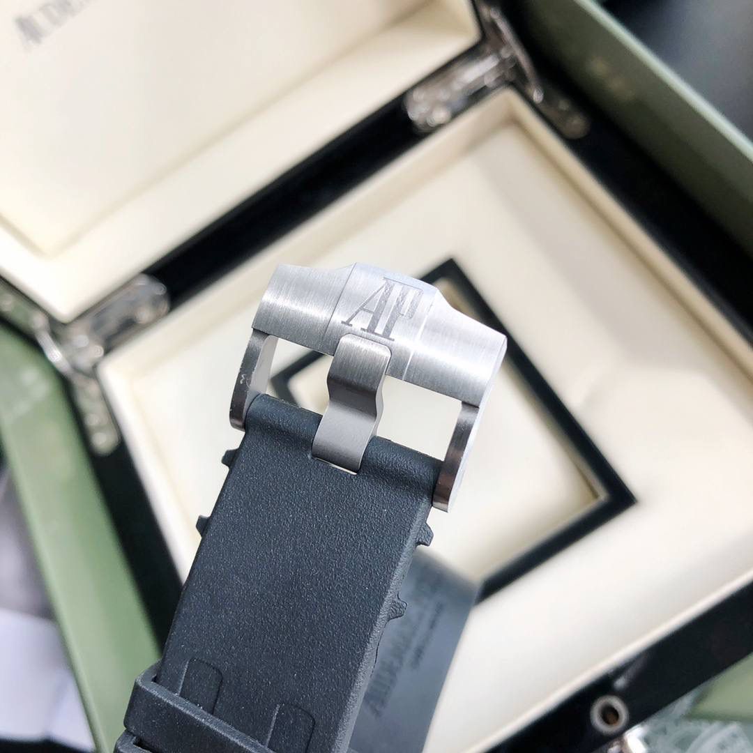 AP皇家橡树离岸型，型号15703，出自当代最伟大的钟表大师（没有之一）尊达之手，设计粗旷张扬，特殊的八角形舷窗表圈用8颗六角螺钉与表壳紧密结合，辨识度极高，且极具稳定性，内胆结构设计更使它具备不慎防磁和卓越的潜水性能，保护机芯的稳定性！十点钟方向的黑色表把可以调字面里的数字圈，潜水爱好者应该懂它的作用！300m防水，超强夜光！字面上的凸状格子有映射圈从内向外扩散，立体细腻的效果非市面上普通货所能比极！虽然此款表的配件通过我们的渠道有部分出自AP国内代工厂，可机芯部分，作为世界排名第二的腕表品牌，该品牌机芯全部自产且只在瑞士组装，全球的AP产品机芯售后问题也只能发回瑞士！因此我们用瑞士进口ETA-2836代替！该款机芯参数大家可自行百度，稳定性毋庸置疑‼️