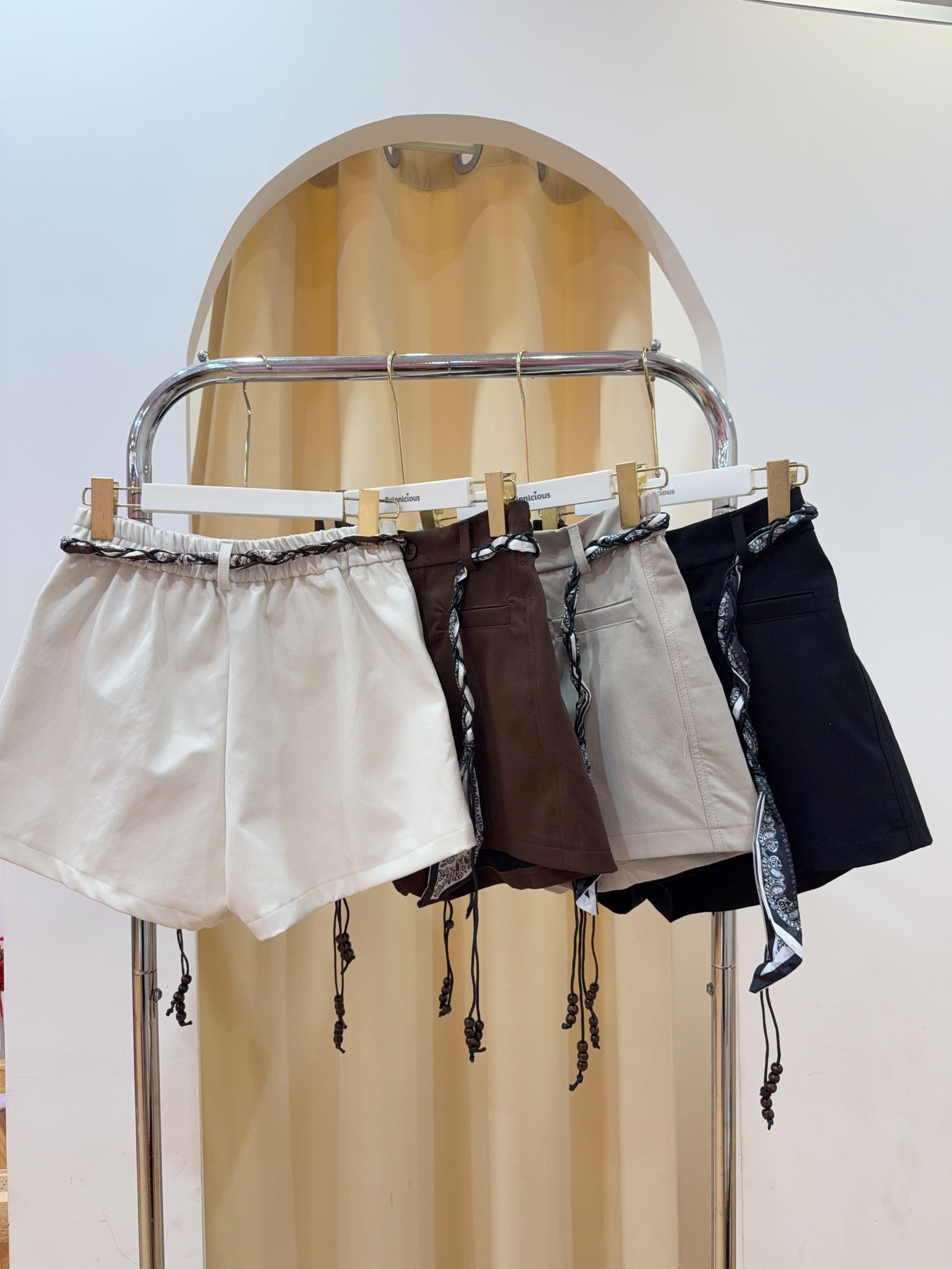 丝巾麻绳腰带西装短裤 R2940