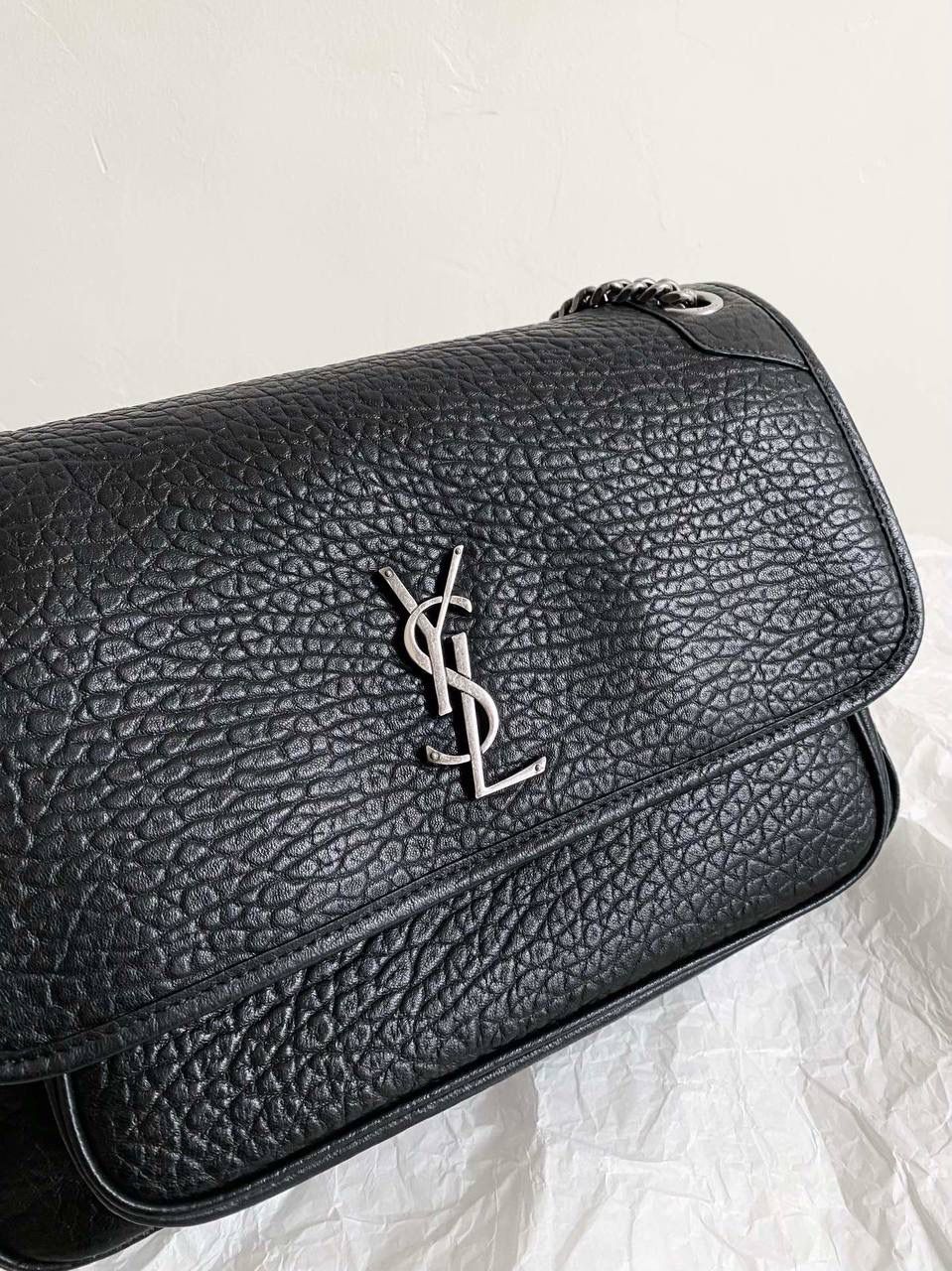 ys1 niki羊皮粒面款 大号黑银🖤🌪️柔软的新皮料来袭～被宋佳一背，直接一整个火到不行 作为他们家的must have之一 我们找到了专门做了10余年ys1的老师傅来做 按他的话说，闭着眼睛都能做出来 原厂皮，全钢五金，半金半银的烫金logo 这个包真的做得非常非常好！ 我们也和zp一样同步更新了两个"D扣"小耳朵 听我一句，niki种草了就一定要买 几乎每个买了niki的姐妹都会后悔买晚了！早买早享受咯～ 大号：32×23×9cm803777m💰 中号：28×20×8.5cm633178m💰 小号：21×16×7.5cm633179m💰 mini：18×12.5×5cm828736m💰