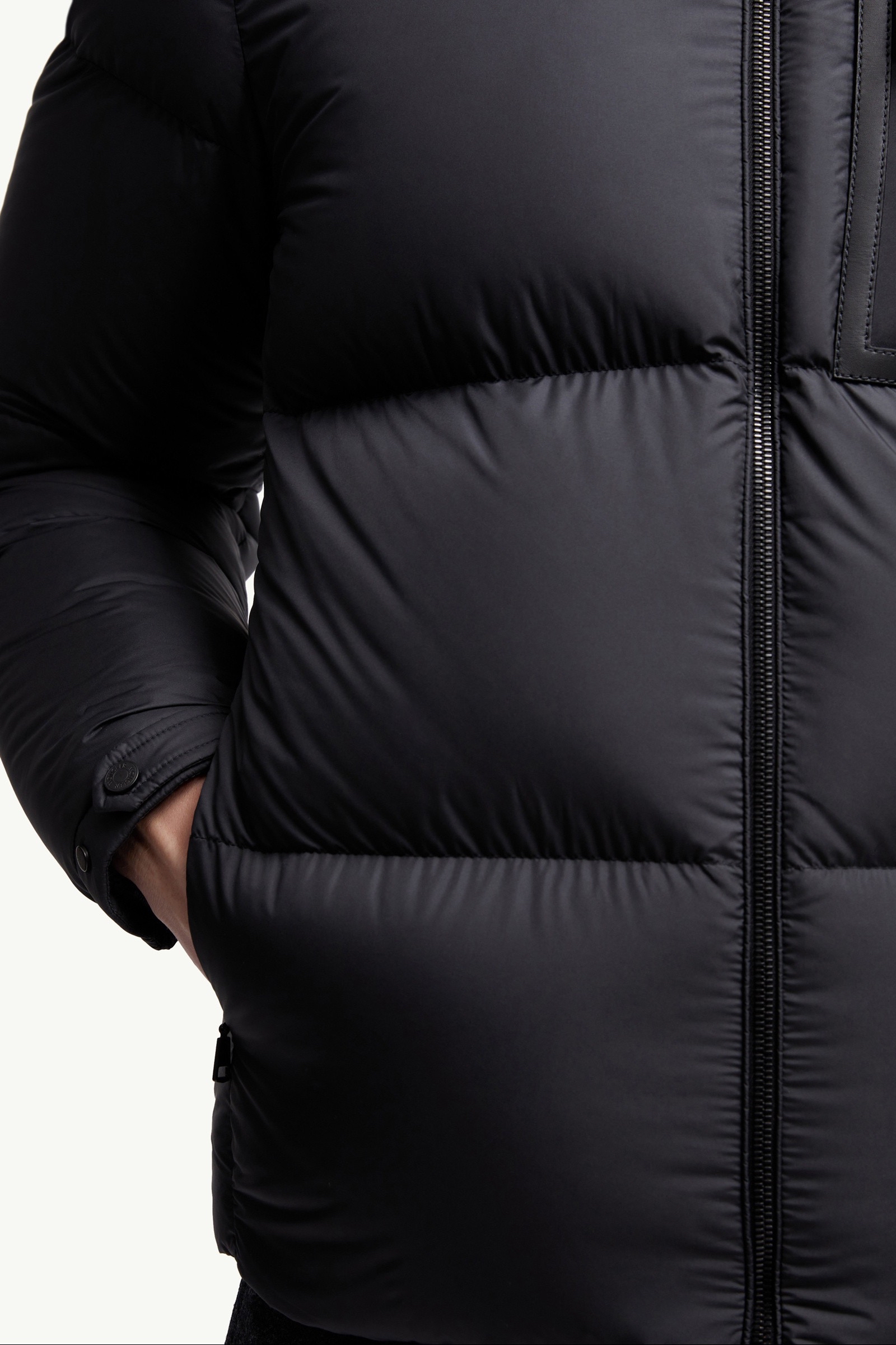 Moncler 男士 長袖羽絨服0 1 2 3 4 5 6碼模特身高 189 釐米，穿 3 碼 