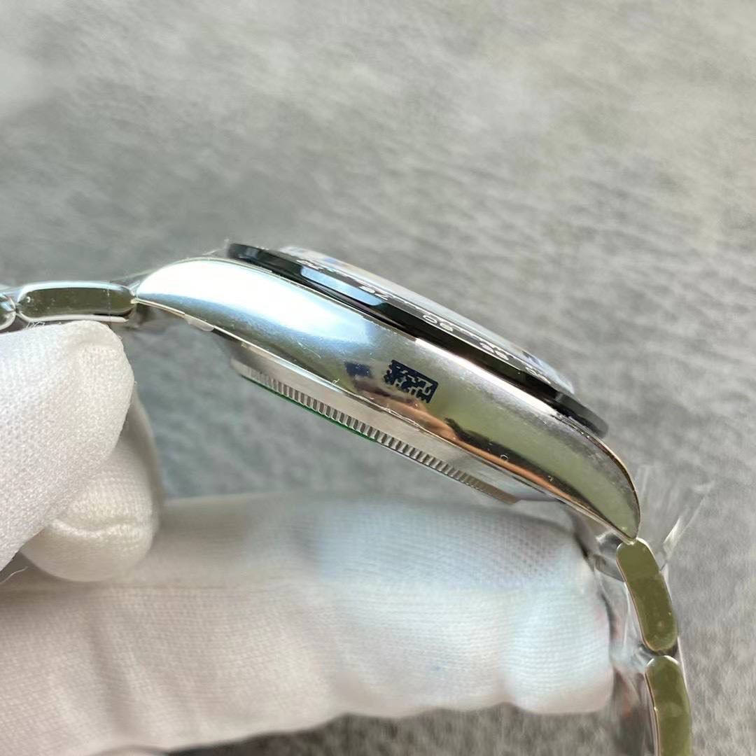 劳力士迪通拿系列，熊猫迪！出厂自带专柜品质！904精钢表带，头粒与表壳配合紧致，采用高光陶瓷圈，铂金刻度！buff指针，弥补了之前毛糙感！采用颜色最为对版表盘，刻度丁均有打磨，超强夜光！蓝宝石玻璃做了沉降，高清镀膜！整体腕表加海绵宝宝贴纸量起来厚度是12.4mm，把悟空撕了，加上玻璃做了沉降厚度是12.2mm到12.1mm，真正是专柜厚度！搭载丹东4130机芯，出厂空白机芯，做了和专柜一样劳力士4130机芯logo，而且比之前刻字要清晰很多！出厂就省了众多改装费，妥妥的性价比高，专柜相似度极高！出货实拍