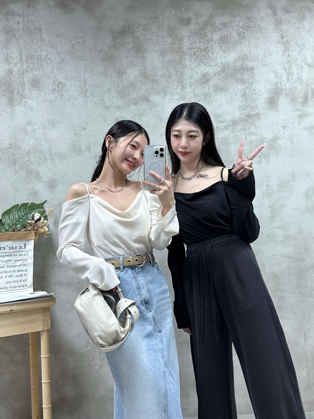 E09 滑料一字領Top