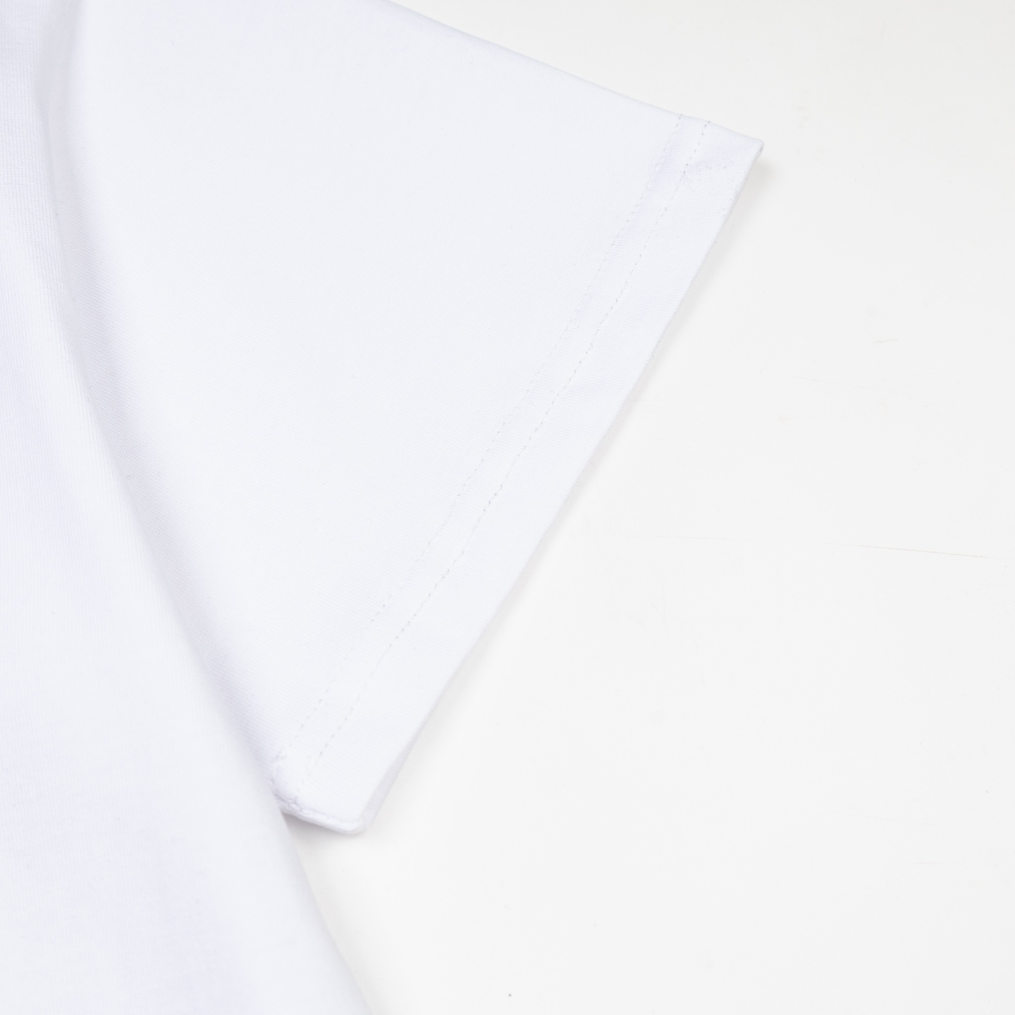 Mardi Mercredi Swing The Tail Ddanji Pearl Necklace T-shirt