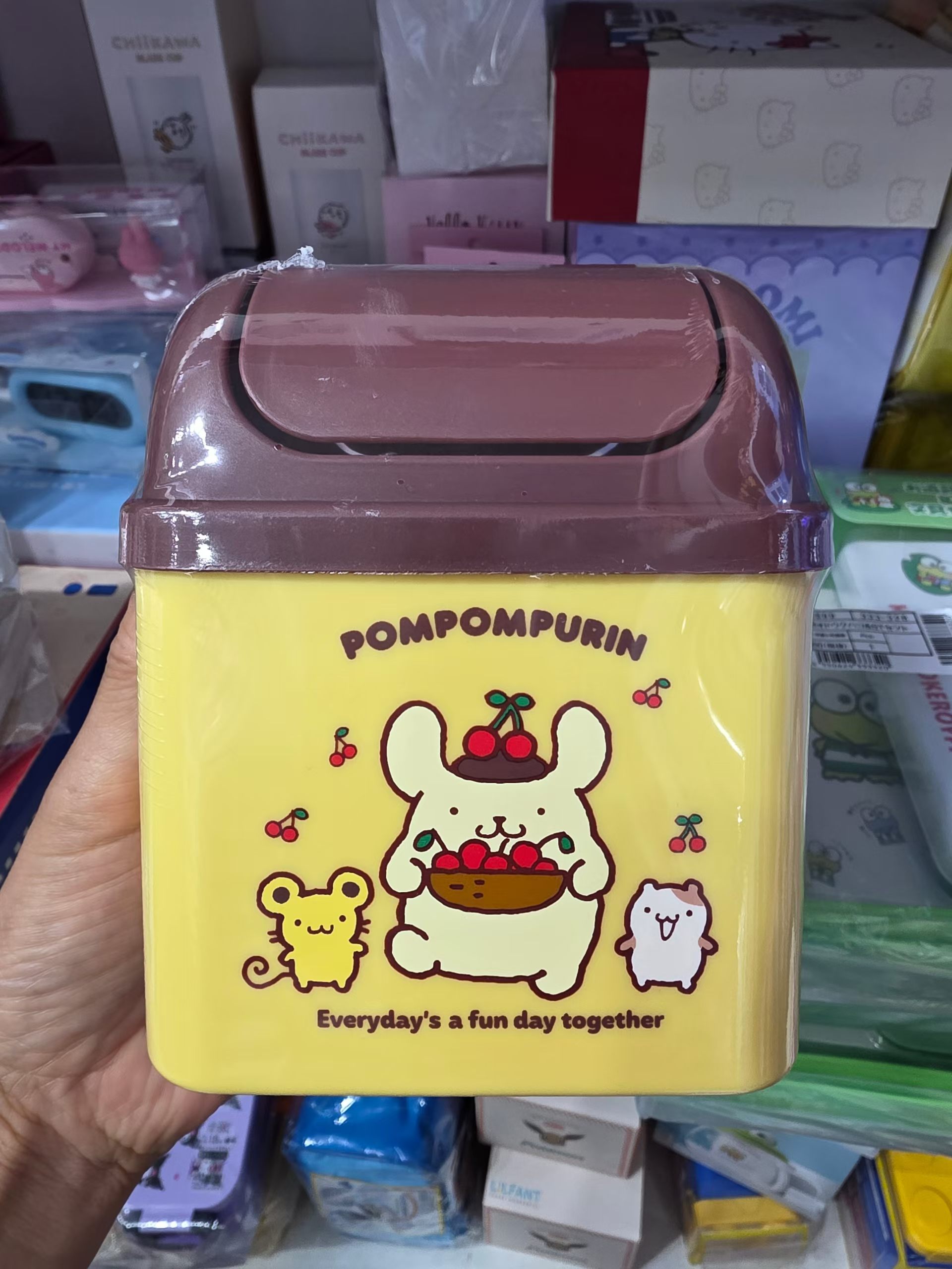  【預訂】韓國直送 Sanrio 布甸狗迷你桌上搖蓋垃圾桶 / 收納桶