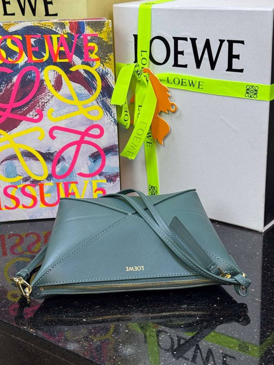 ♥️𝙋𝙪𝙯𝙯𝙡𝙚 𝙁𝙤𝒍𝒆 ——【香根草绿】 尺寸：𝟐𝟑-𝟔.𝟓-𝟏𝟓.𝟓𝐜𝐦 编码：522404 🎈经典几何为造型，以及柔软细腻的Napa牛皮，升级为可完全折叠的手拿包。 🎈自带一根🉑拆卸🉑调节的肩带，一包多背，多样化风格，秀场大放异彩😃日常实用性强👌 🎈配全套专柜礼盒🎁，给你满满的仪式感👀