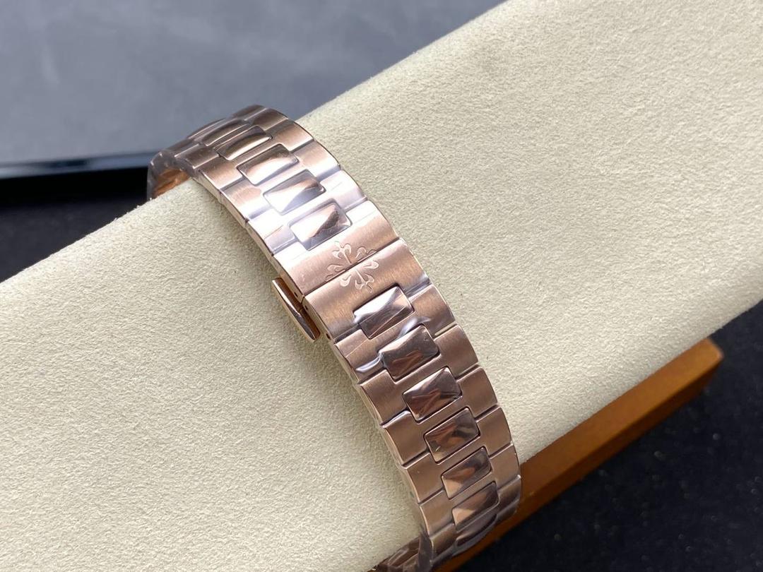 PP+ 百达翡丽 方形 新系列CUBITUS 5821腕表 亮点特色：1️⃣机芯:搭载定制9015改Cal.26-330 SC一体机，调时不停秒，调时不停秒，摆轮位置均与正品一致，自动上链机芯。2️⃣钢带:316L定制级人体工程学表带，新扣款式。3️⃣表壳:尺寸45毫米厚度仅8.3mm，为表壳对角线长度(即10点位至4点位),因为表壳近似于方形，上下边的宽度会小于这一数值，所以视觉效果并不是很大。 搭配上，5821属于运动风格腕表，日常搭配正装和休闲风格也可以。