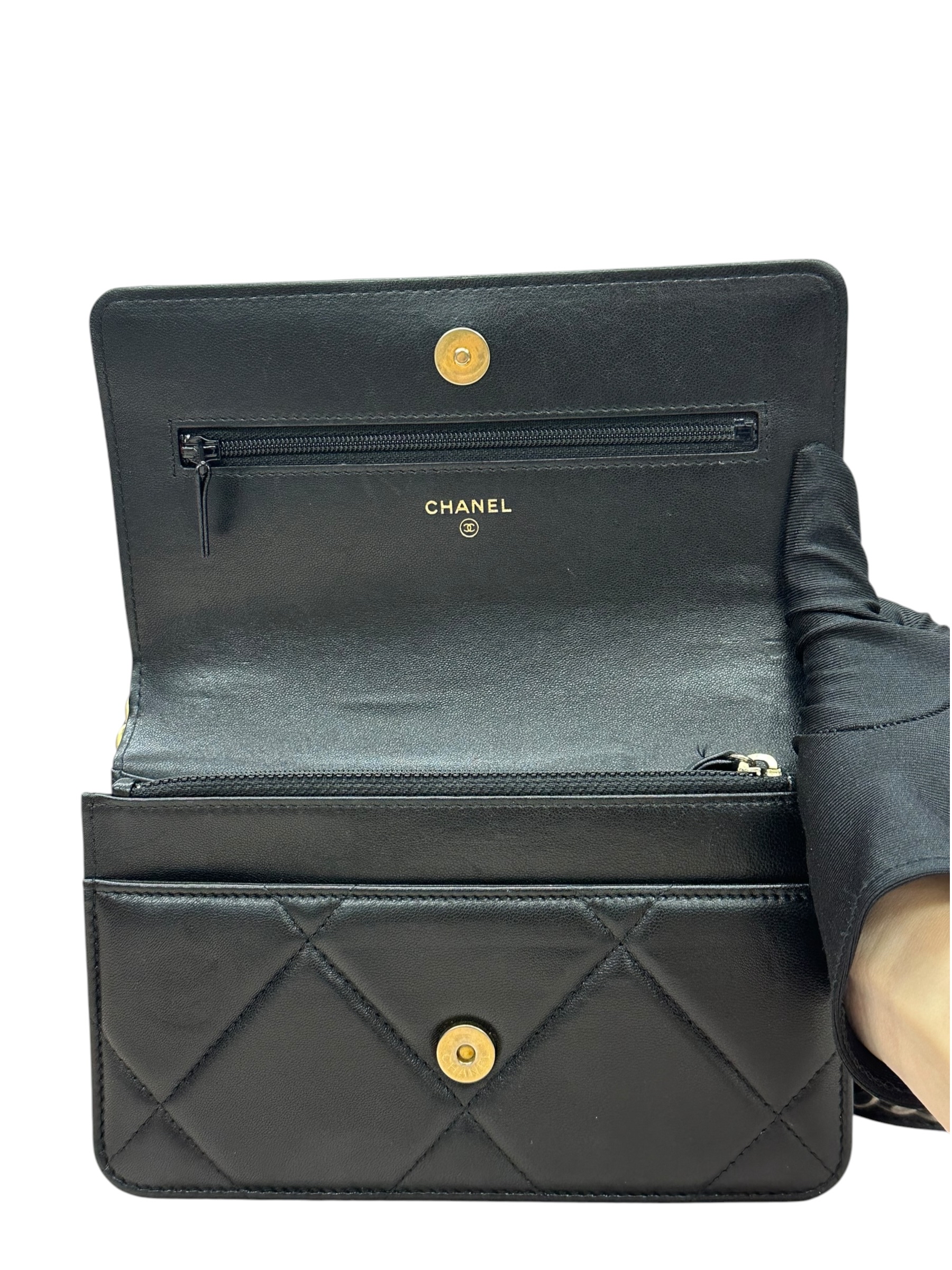 Pre-owned Chanel 19 Wallet on Chain / Product Code:082110