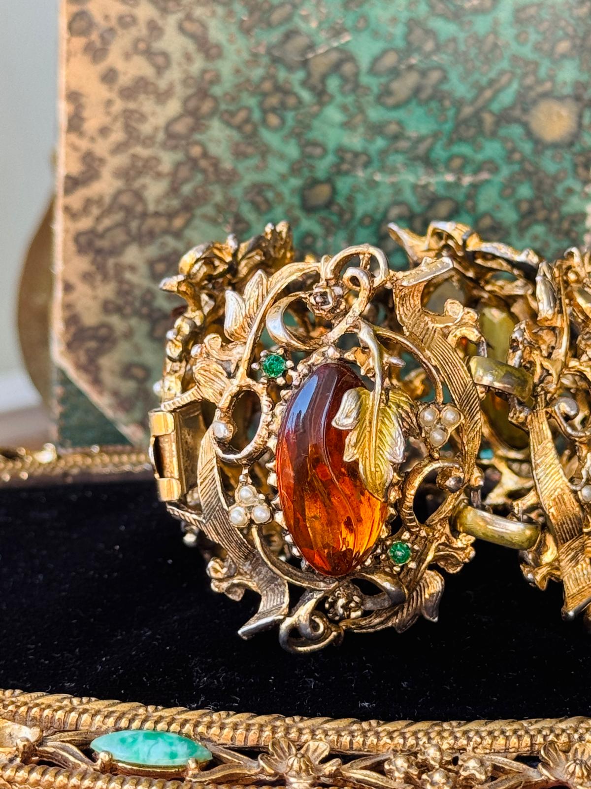 Rare! 1950s Designer Quality Brown Glass Foliage Statement Bracelet  - 8"(MT2681)