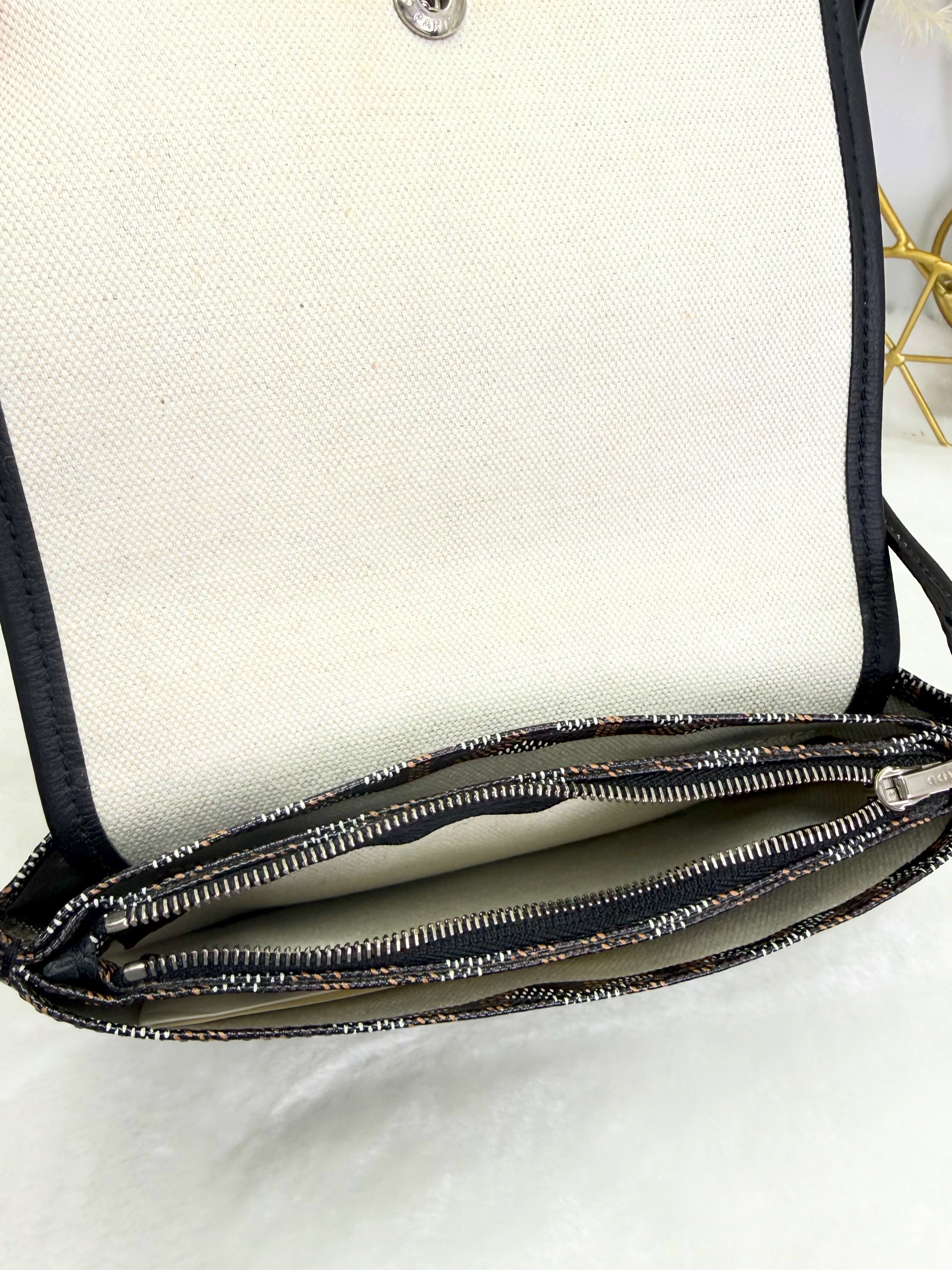 Goyard 👜 PRE OWNED 💼信封包🤎  20*1*11cm  配件 -塵袋🫶🏻  💰優惠價 $7980  93%new  #收袋王  喜歡的話快點pm/whatsapp 我們💓 銷售熱線51111 321（whatsapp)  我們服務包括有：手袋飾物回收、手袋置換(一換一、一換多也可以） 、專業手袋鑑證、專業手袋護理  購買方法 🏢親臨門市 荃灣南豐中心15樓1521室（荃灣地鐵站a出口1分鐘到）敬請預約 ❤️只賣正品正貨，任驗💓🫰🏻 ❤️‍🔥本店為香港註冊公司絕對真貨，信心保證👍🏻 🫰🏻本店設有鑑證服務，有駐場鑑證師  ✨歡迎追蹤我哋各個平台緊貼最新優惠x貨品🔥😍 👇🏻👇🏻👇🏻👇🏻👇🏻👇🏻👇🏻👇🏻  ⭐️Instagram: aoaocave  🌈Facebook: aoaocave收袋王  🔥Carousell: acluxuryhk  👆🏻👆🏻👆🏻👆🏻👆🏻👆🏻👆🏻👆🏻  ___________________________  Disclaimer🫰🏻All trademarks and copyrights are reserved to the original brand holders. @AOAOCAVE sells only authentic goods and is not affiliated with any of the brands mentioned.  @AOAOCAVE 跟任何品牌無關，而且沒有持有任何品牌資版權，亦沒有與任何品牌合作。所有商標及版權歸屬於品牌坊所有，帖子只作分享用途。  #aoaocave #手袋回收 #名牌買賣
