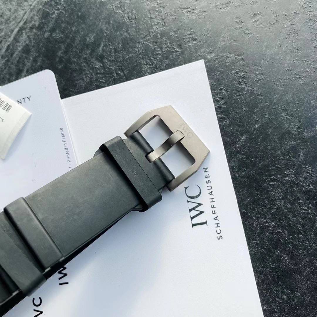 最新款上即将来袭，海洋王者不止水鬼，深海之星万国海洋时计2000自动腕表——只为男人制表！ 专为潜水员及潜水爱好者打造顶级潜水仪器，即使是对于极端的水下作业也不在话下，表壳直径46mm，以钛金属打造。腕表采用一枚造型精美的穹形蓝宝石水晶玻璃表镜，富有机械感的齿轮形表冠，黑色橡胶表带！机芯采用亚洲超级稳定的Aisa2824全自动机芯，3点简洁的日历窗口，表底深海潜水员的经典潜水头盔，一款适合生活悠闲及夏天潜水游泳的最佳选择🔥