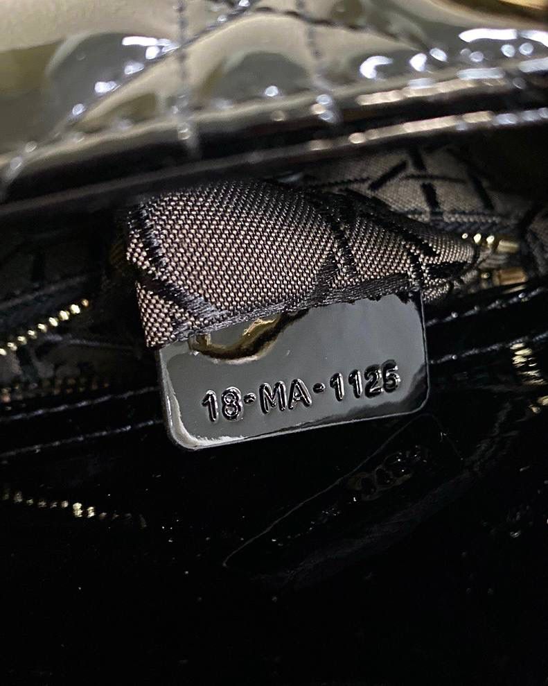 黑金🖤🤩 𝗗𝗜𝗢𝗥 𝗟𝗮𝗱𝘆三格漆皮款 全面升级，终极版本 经典款真是爱不释手毫不夸张 春夏秋冬四季包 优雅气质 可甜可咸 漆皮材质更是精致 高级感扑面而来 两条肩带，自由切换风格 17×15×7cm