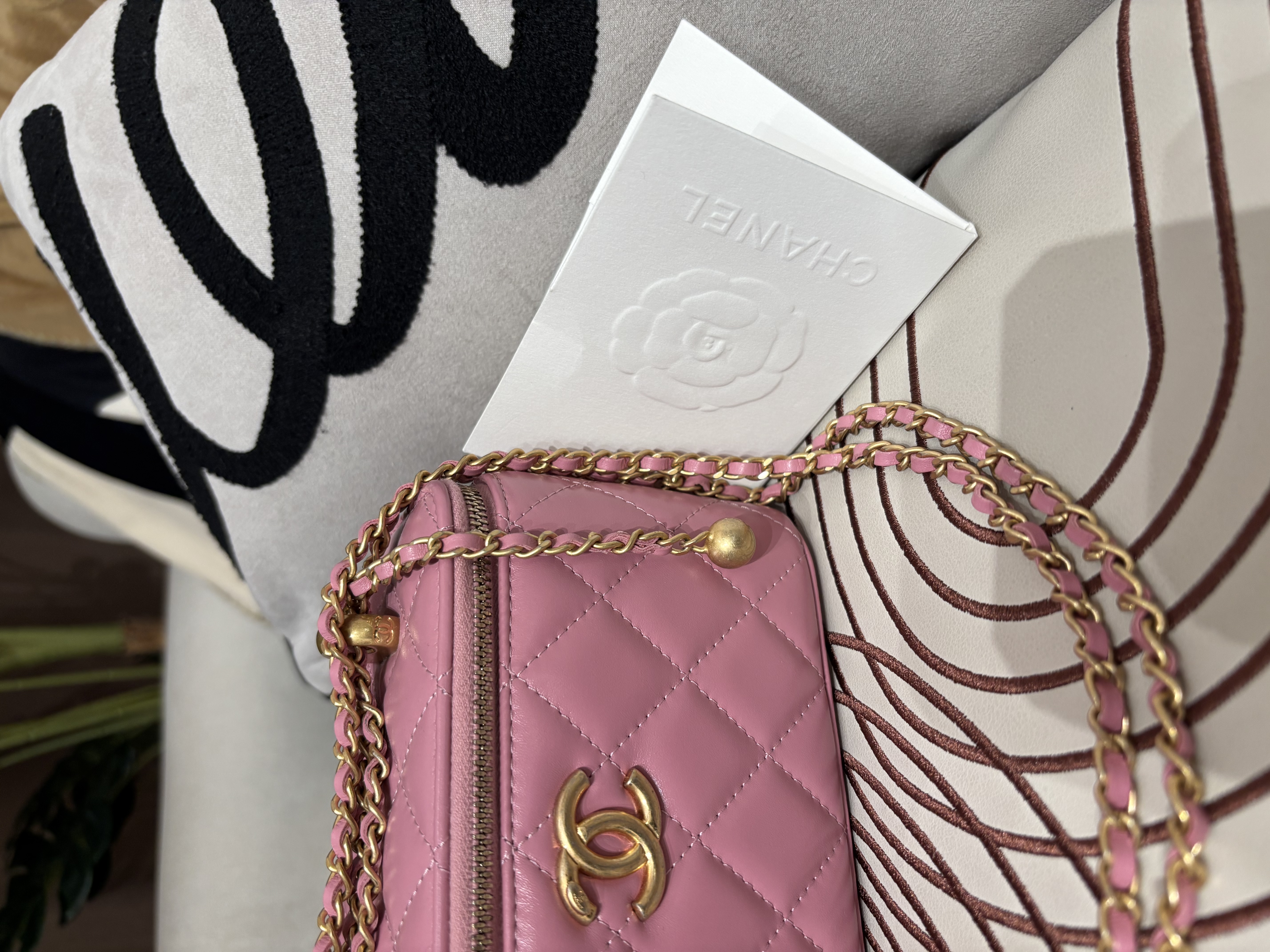 Chanel vanity with chain 小金球