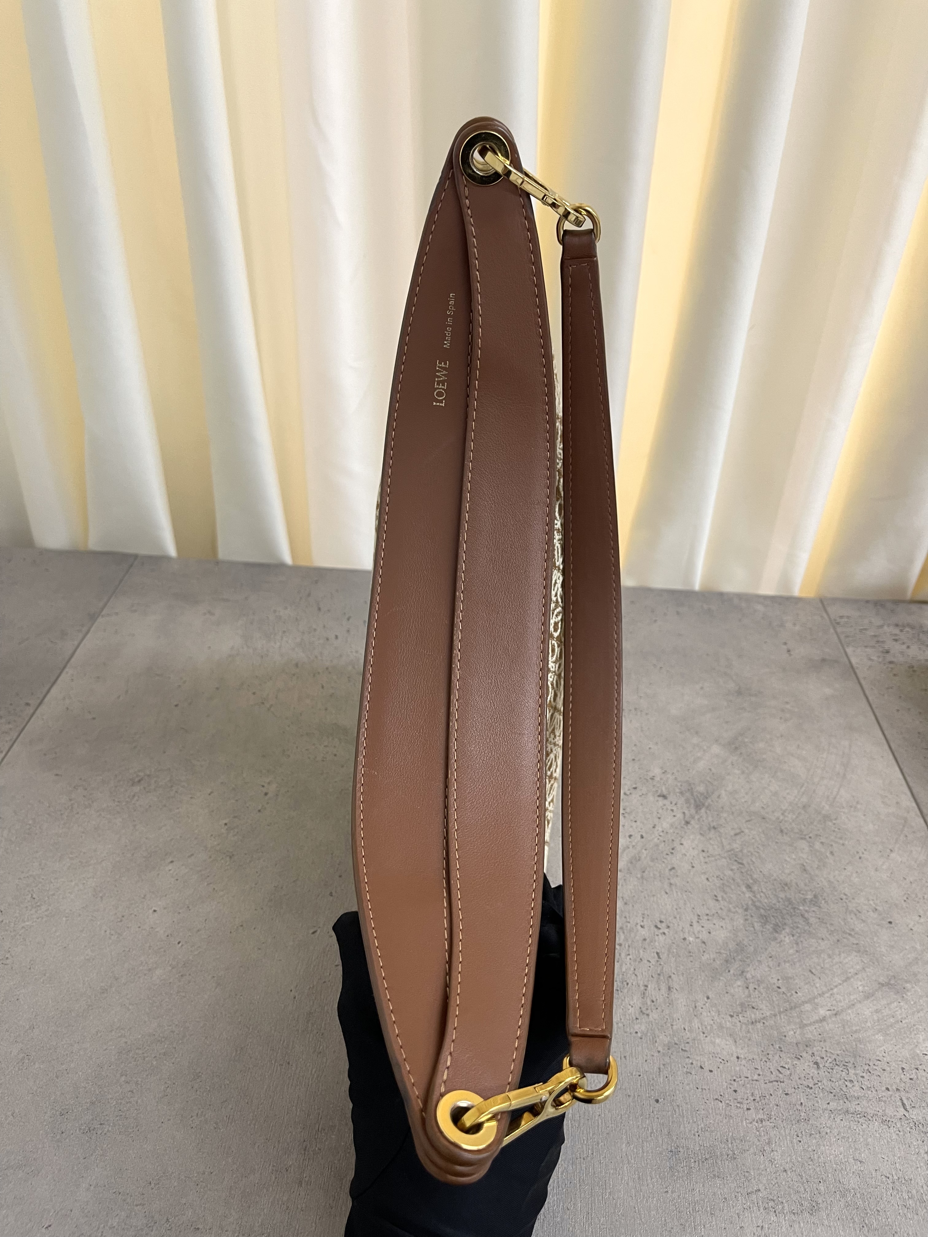 Pre-owned Loewe Luna Anagram shoulder bag/ Product Code: 26012405