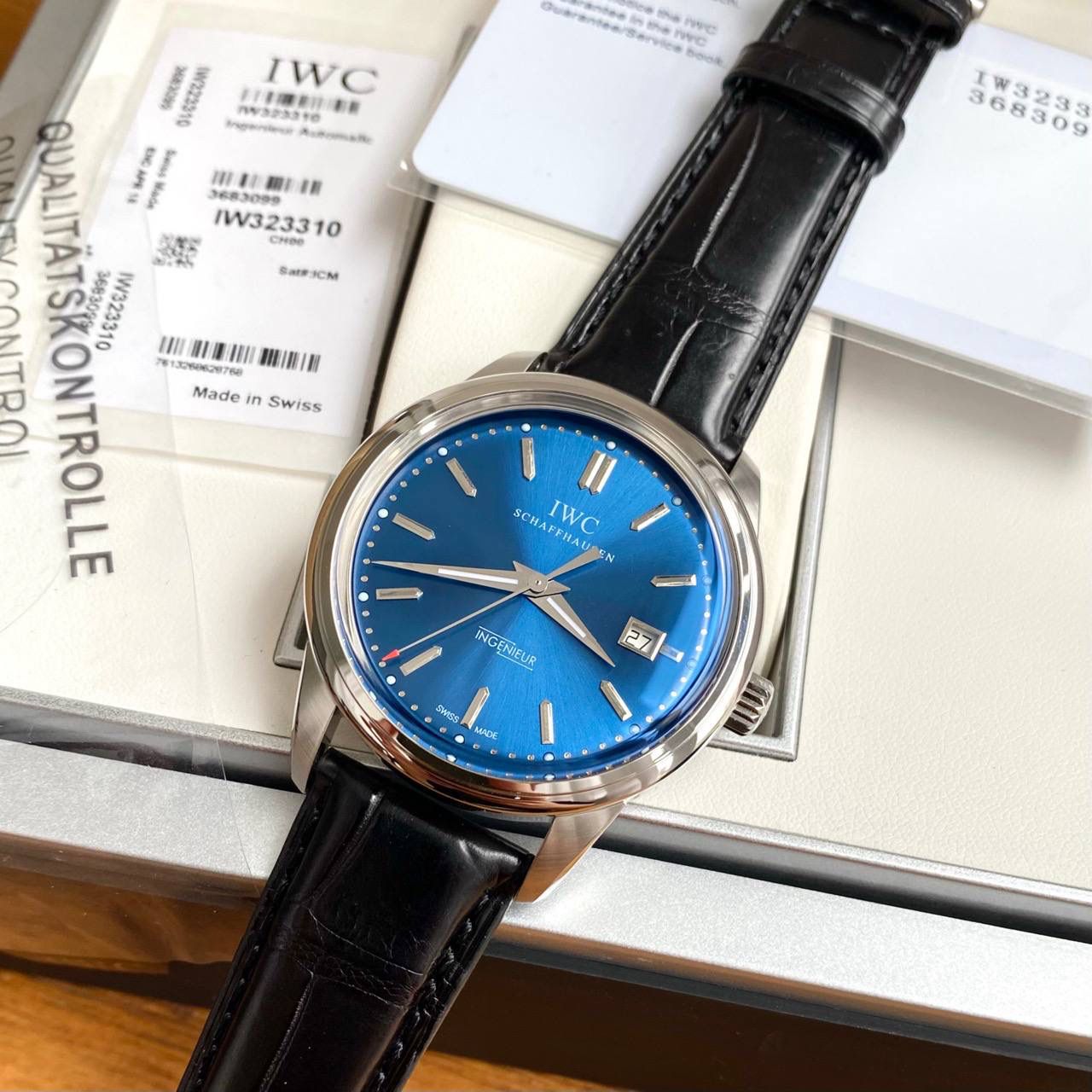 型号IW323310 IWC万国表复刻版系列工程师自动腕表，继续彰显运动精神。工程师「劳伦斯体育公益基金会版」自动腕表采用精钢表壳及醒目的蓝色表盘42.5mm表径！表盘沿用标志性的蓝色调，犹如一座希望的灯塔，指引美好的未来。 配备比勒顿上链系统，日期显示，表底镌刻7个年轻人在一起踢足球的「Time for Unity」绘画作品。精钢款式 搭配黑色鳄鱼皮表带。表蒙采用的是成本超高，工艺极其复杂的蓝宝石窝盖玻璃！搭载原装瑞士进口ETA-2824机芯！专柜限量1000只！