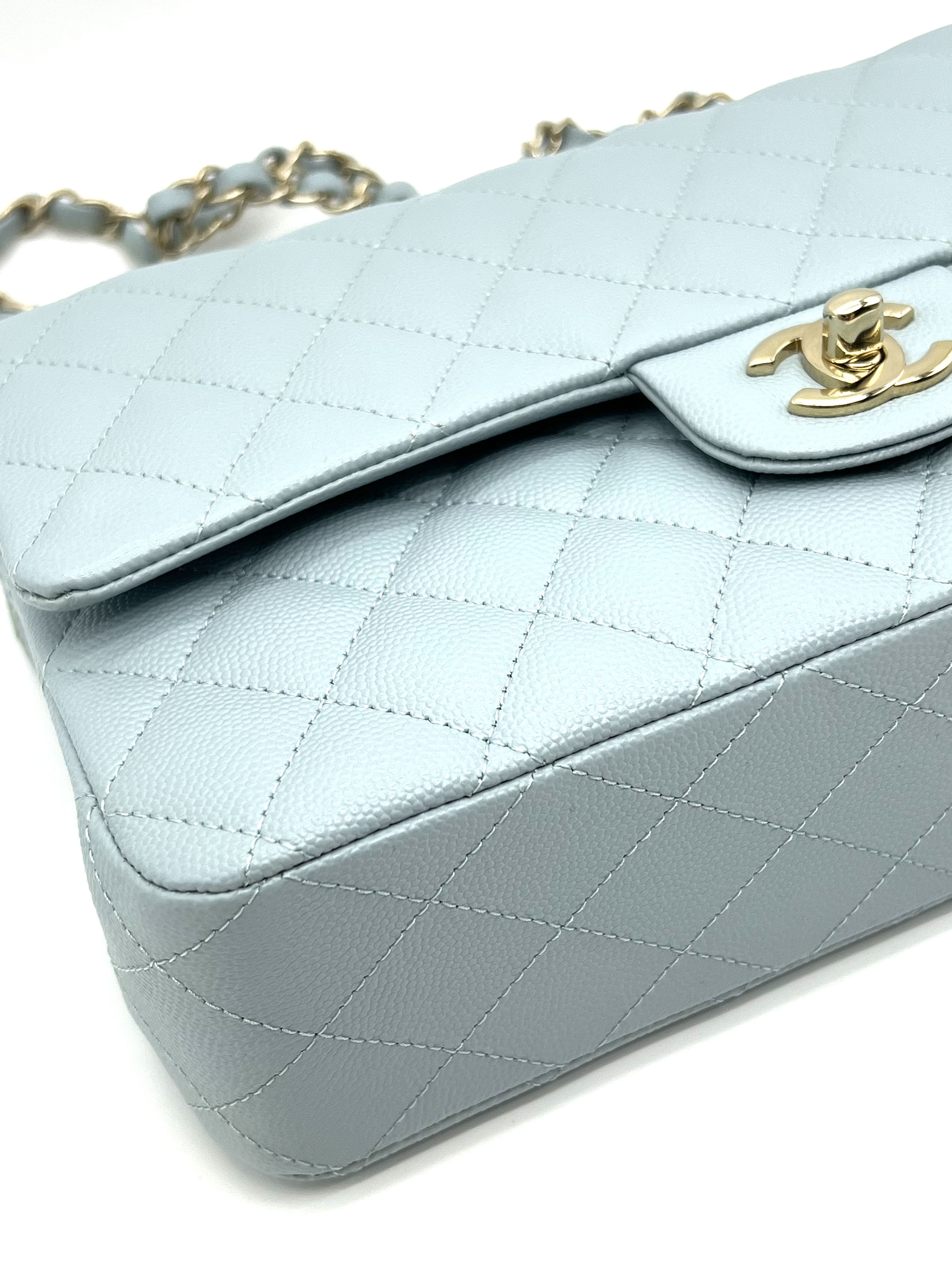 Chanel Small Classic Flap Handbag / Product Code: 26031707