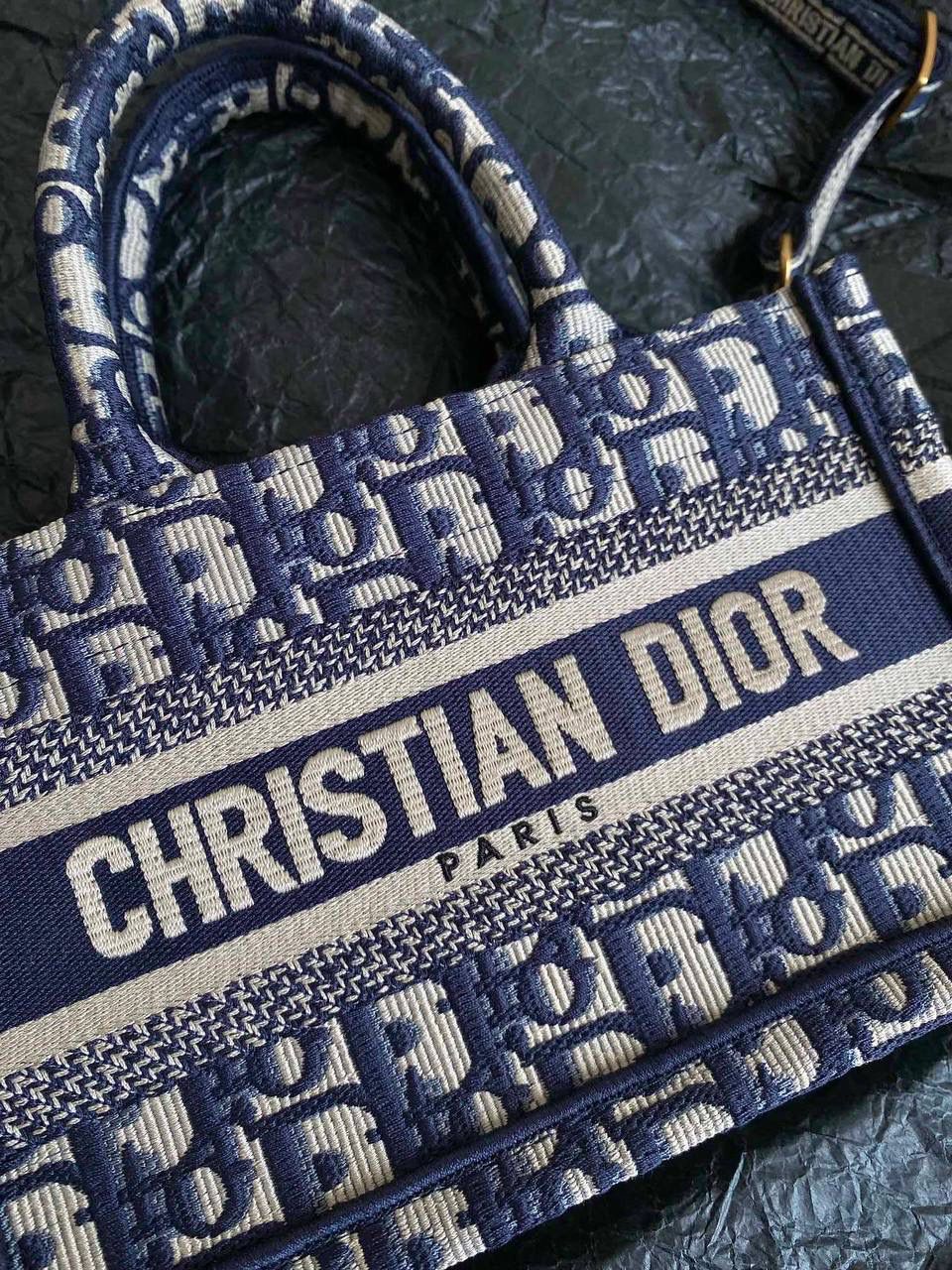 🈶老花蓝，超迷你 𝗗𝗜𝗢𝗥 𝗯𝗼𝗼𝗸 𝘁𝗼𝘁𝗲24早春新款 不得不说，D家确实好会玩啊 可以背的托特来了！简直不要太棒 在最最最经典的托特上又衍生爆款了 可可爱爱的mini尺寸，恨不得天天背啊啊！！😍 21.5×13×7.5cm