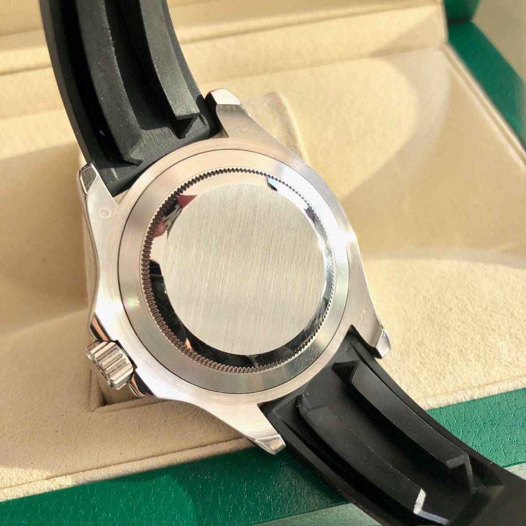 官方同步42mm游艇名仕型腕表出货【经典名仕 一劳永逸】劳家爆款游艇名仕型系列m226659-0002男士腕表42mm铂金游艇出货，继续秉承AD家族优质特色、独家出品一表一码，三码合一 【机芯】搭载AD专注而制0️⃣返修、💯全新原装西铁城8215全自动机械机芯，走时精准，性能优异，动力储备高达48小时 【表壳】316L精钢表壳 高端同步防指纹[强]陶瓷圈口原版同步双向旋转，完美呈现与原版一致的弧度、光泽，超强高密度矿物质玻璃镜面，精致的做工完美秉承原装的潜水游泳🏊‍♀️性能 【字面】大厂同步超强夜光，夜光刻度、表针无瑕疵斑点、晶莹剔透，细节同步正品，内影圈刻字清晰，字体匀称 【表带】采用进口硅胶表带搭配316精钢可调节原装表扣