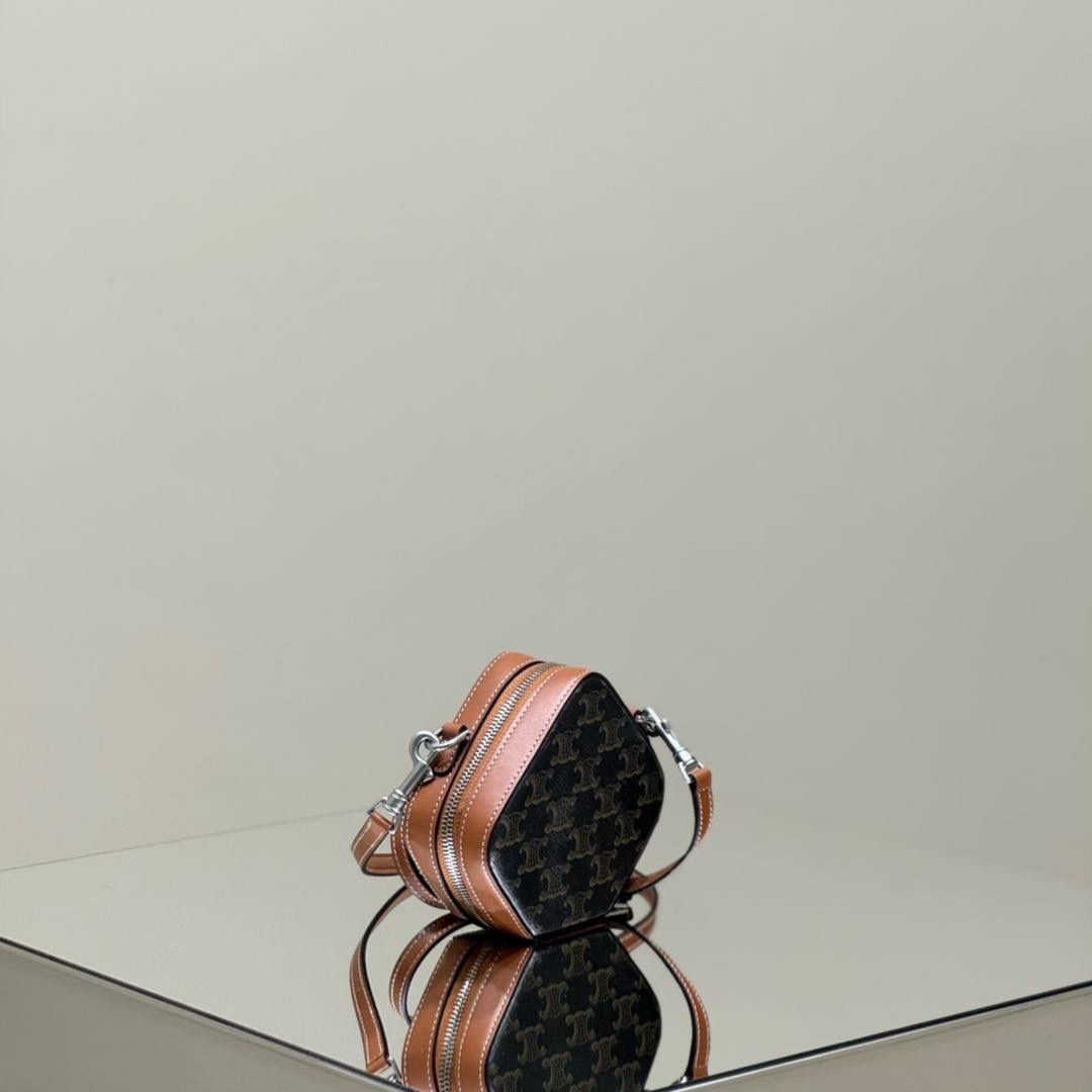 🔥大货实拍图 𝗖𝗘𝗟𝗜𝗡𝗘 ♥️ 𝗖𝗨𝗕𝗘 𝗕𝗢𝗫立体方包 型号：111682 尺寸：14*5*12.5cm 新品上线啦👏立体盒子包/化妆包~皮带子手拎设计➕圆筒包身，翻盖带镜子，可随时补妆。精致又不失实用性！凹造型拍照，或者当晚宴包，简直美呆🥳