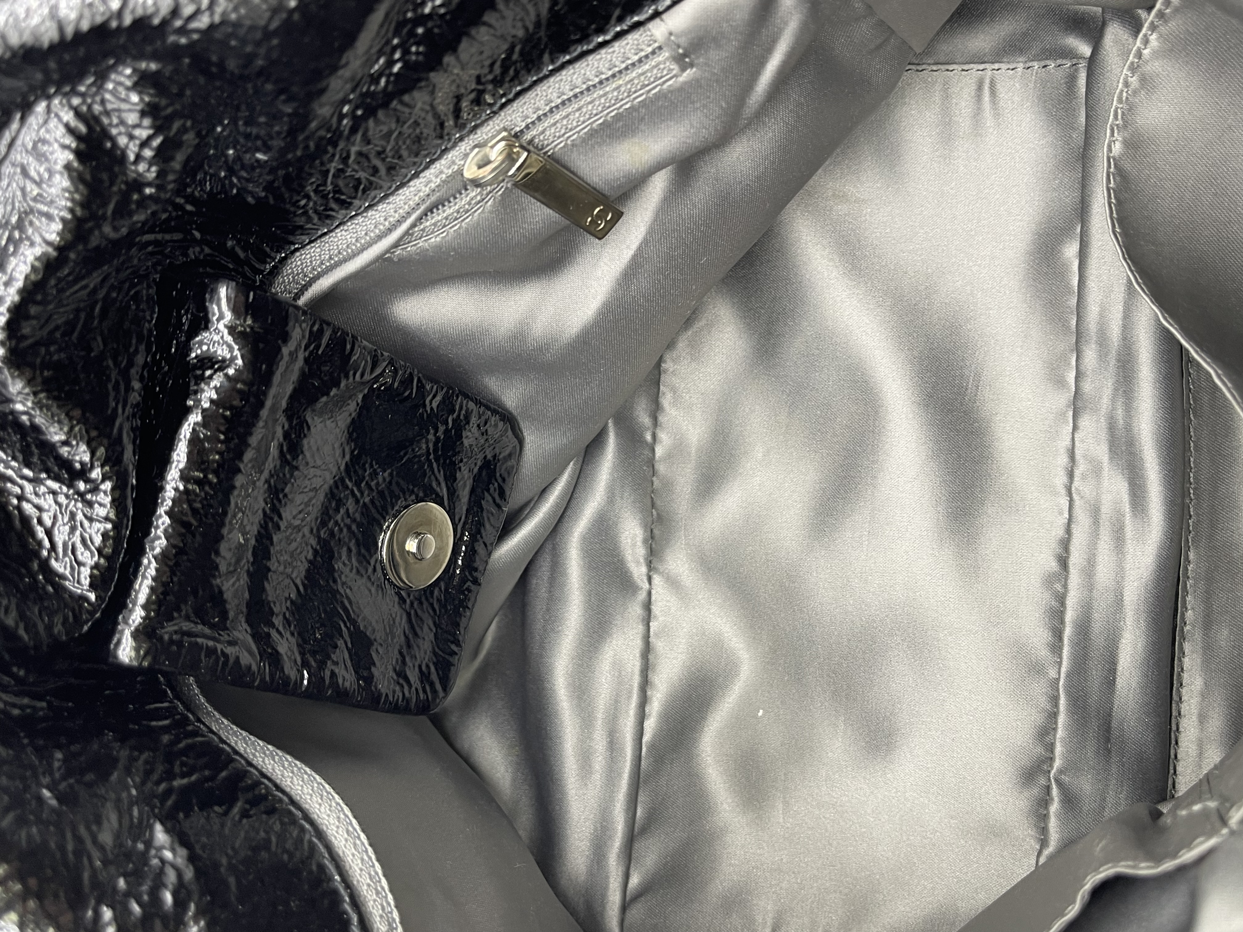 Pre-owned Chanel Black Patent Leather Luxe Ligne Flap Bag / Product Code: 26040308