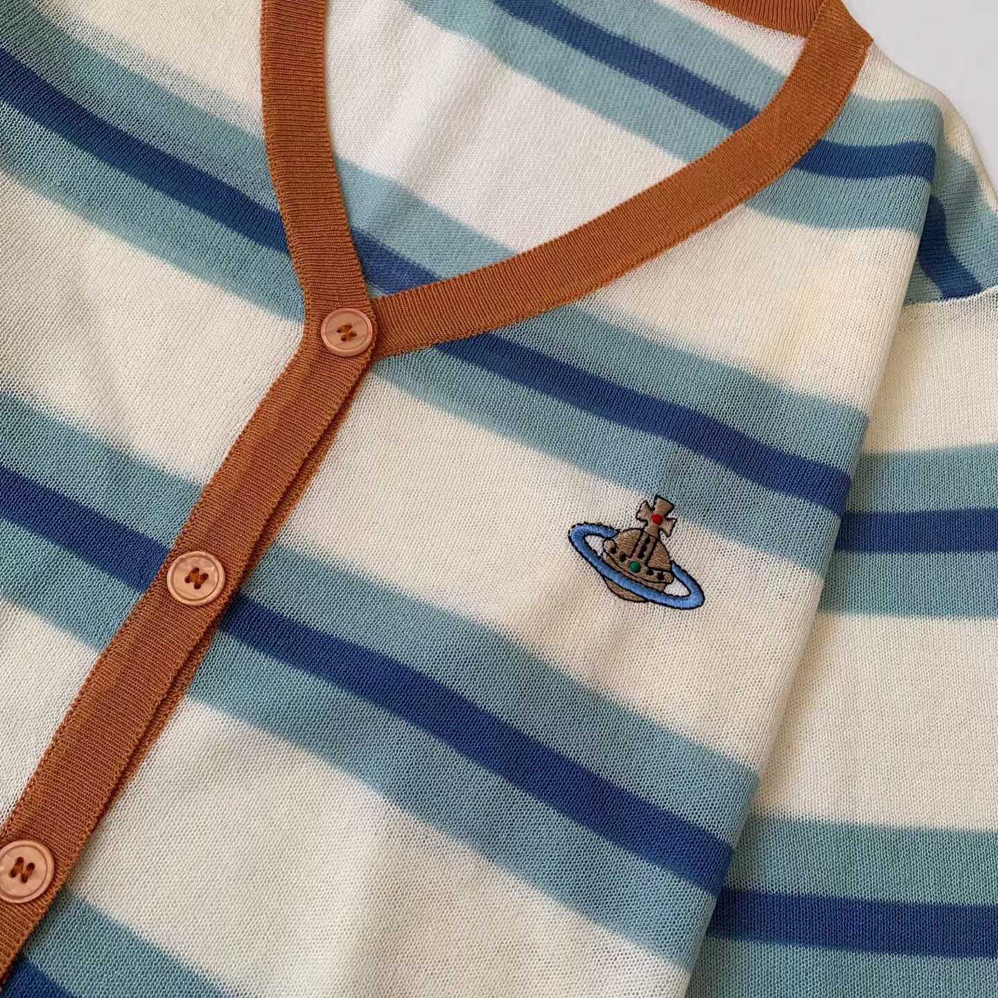 預訂 V. Westwood土星刺繡條紋針織開襟衫 [貨號26A1468]