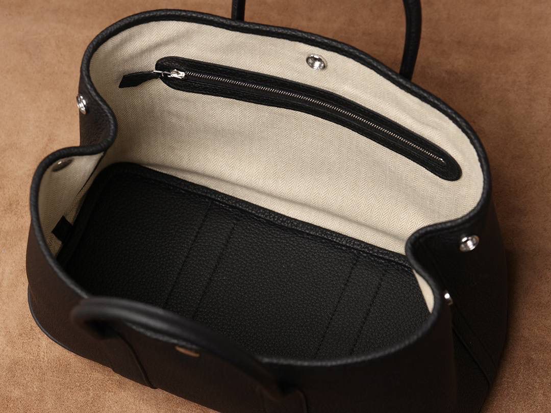 Hermes 爱马仕 Garden Party 30 黑色花园包👜✨ 尺寸：30*20*13cm 花园包独家渠道货，独家欧洲原厂皮原厂五金组装ZP尾单货，独一无二的天花板渠道货 面料是采用法国原厂的Togo皮，纹路清晰，颗粒感饱满，手感细腻，扑鼻而来的香味，爱不释手 版型真的是决绝子 喜欢大包的就入手吧 😍🤟🏻