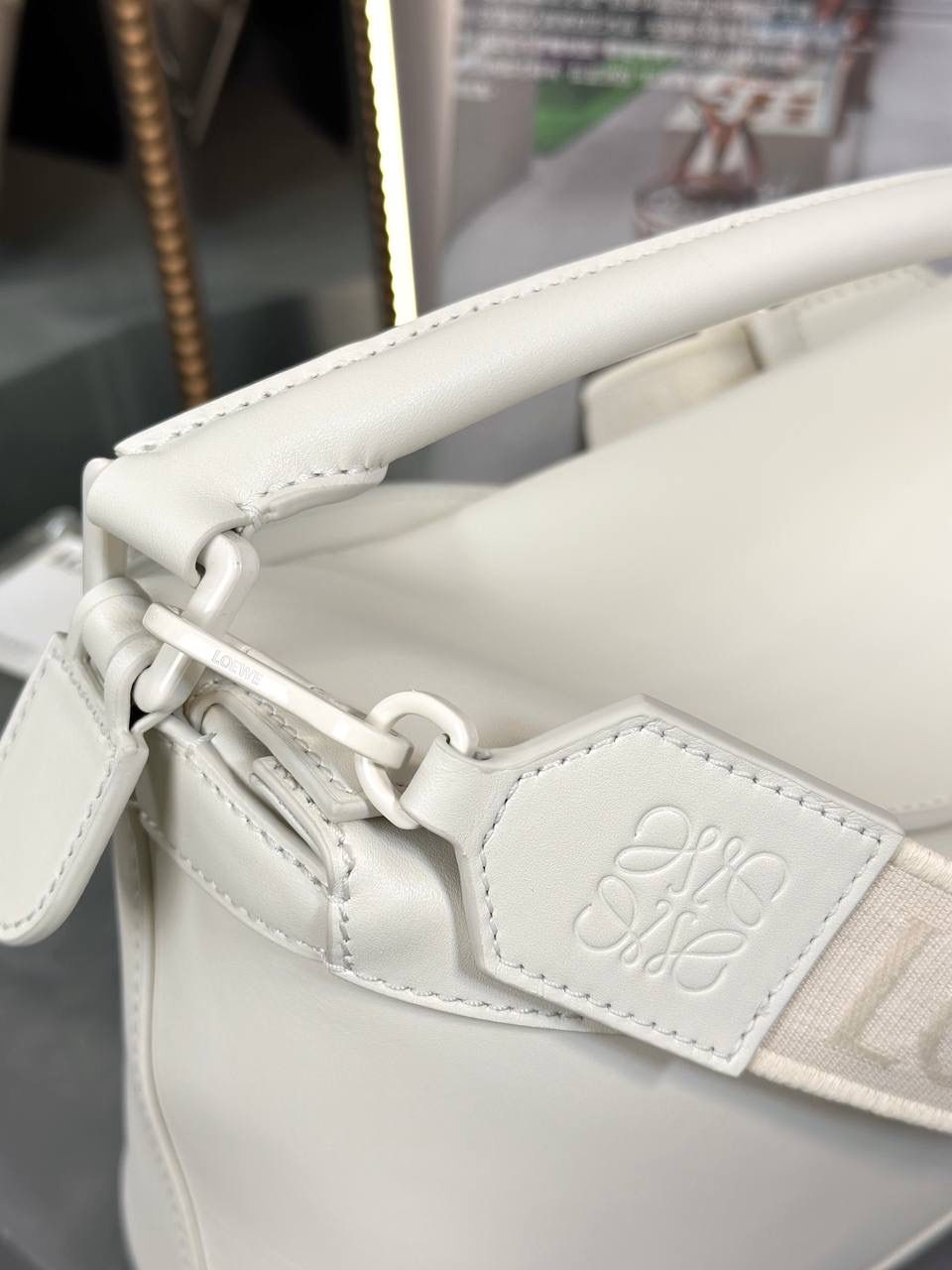 𝙿𝚞𝚣𝚣𝚕𝚎 𝚎𝚍𝚐𝚎 【朕品】 - 23早春🔥 尺寸:24×16.5×10.5cm 编码:052239象牙白 灵感来自于中国古代陶瓷的单色釉料，在原本经典几何造型升级改版，采用同色系五金配件，同色系提花肩带（可调节长度）和同色系陶瓷小兔子挂饰。 除了色彩上的灵感，单色釉的缎面牛皮革材质，更加光滑柔软，给包包增添更多新鲜感，以现代视角诠释着单色釉的至雅之美❤️