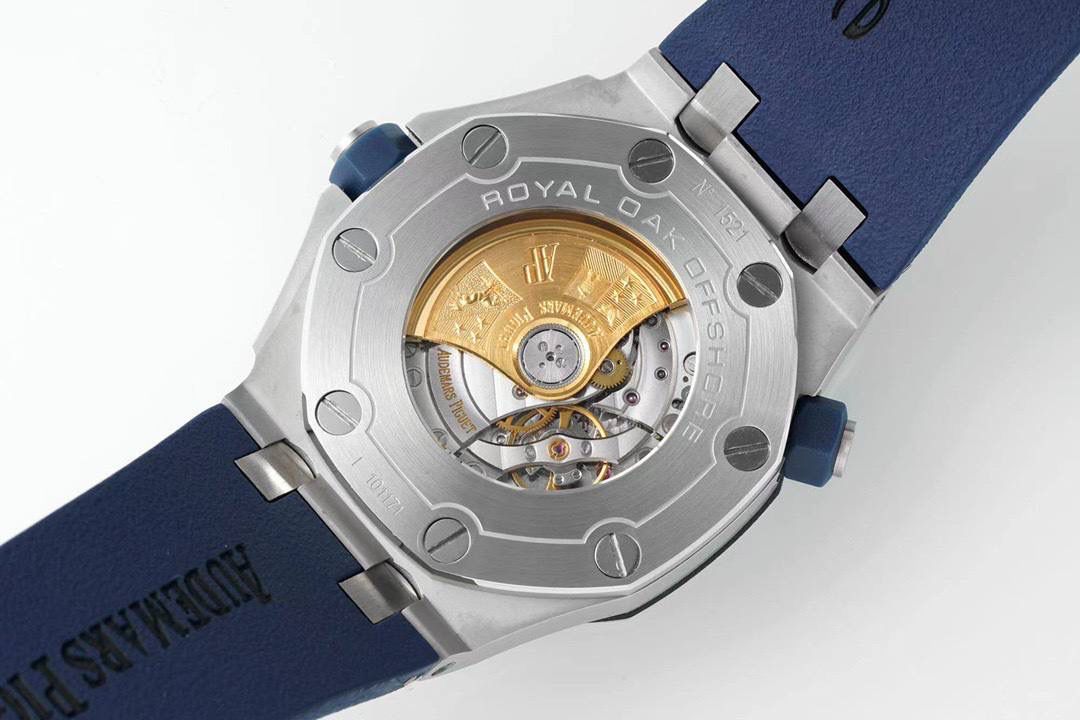 IPF打造经典——爱彼15710潜水之王！3120一体机芯，打造内在外在最强复刻 1.表壳采用多次打磨，只为了棱角数据吻合，材质触摸感觉一致； 2.最强机芯夹板打磨，特调色18K玫瑰金自动托颜色； 3.最人性化的可松动头粒缓冲区域，确保吻合原装设计； 4.最立体和最工整的盘面“饼干纹理”保证和正品一模一样： 5.最持久的夜光和对的最齐的内应刻度，IPF直击重点。 6.采用原装一致的装配结构，做到细微一致！ 7.最接近原装的指针，切面锋利整齐无毛刺； 8.最接近原装日历放大镜，通透性市面最强； 9.最强蓝宝镜面通透感官，并镀有防眩晕增透镀膜； 最最主要的机芯：采用一体AP.CAL.3120机芯，功能稳定，动力储存原装一致的41小时，外观一致！潜水之王，重新归来！