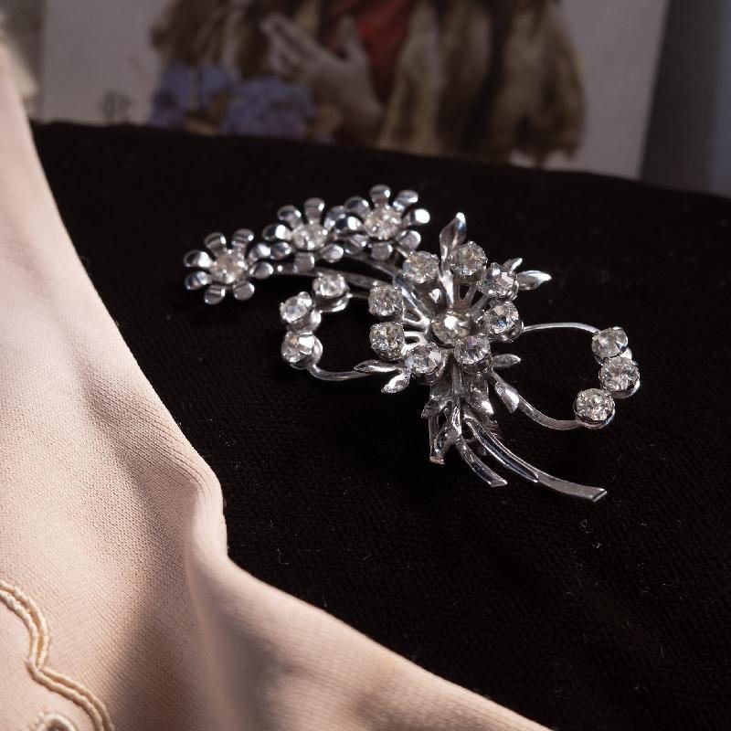 C.a. 1950s American Classic Elegance Rhinestone Necklace and Earrings Jewelry Set/Bridal Jewelry Set (MW226)