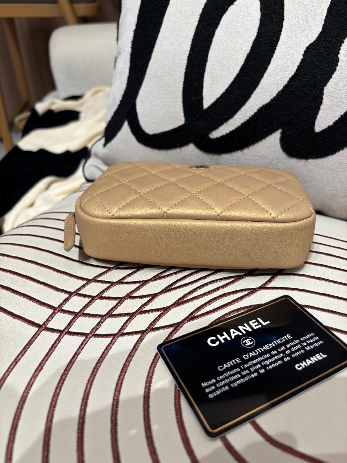 未使用品Chanel pouch calfskin  100%Authentic,unused,✅27card✅dust bag 