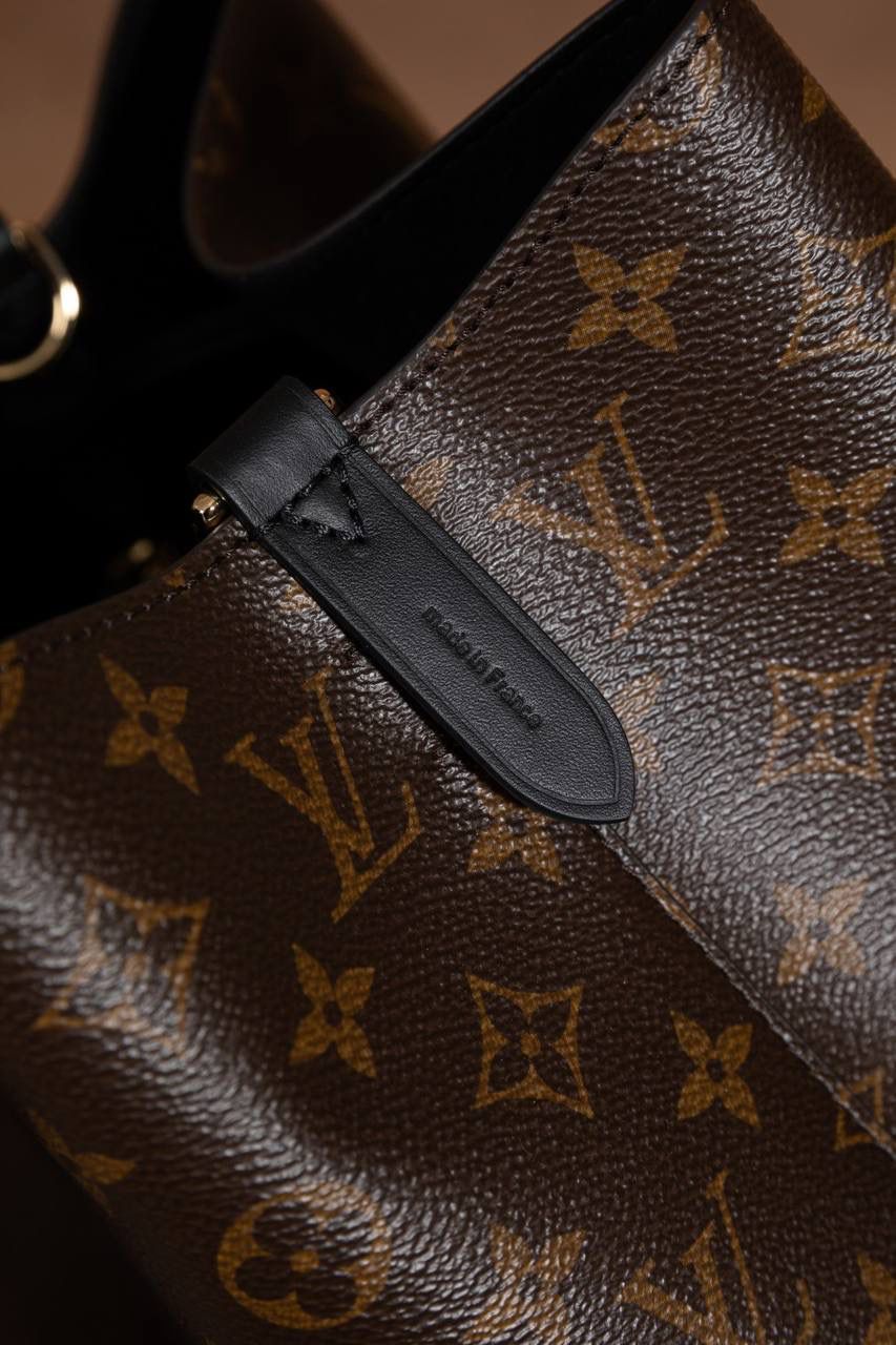 LV NÉONOÉ 水桶包 👜✨细节实拍🎀 水桶包原型来自 1932 年的香槟袋， 经典又耐看，不分年纪，背起来都很有感觉。 又能装、又好搭，休闲穿、正式穿都 OK， 属于那种越背越喜欢、怎么都不会过时的款 💖